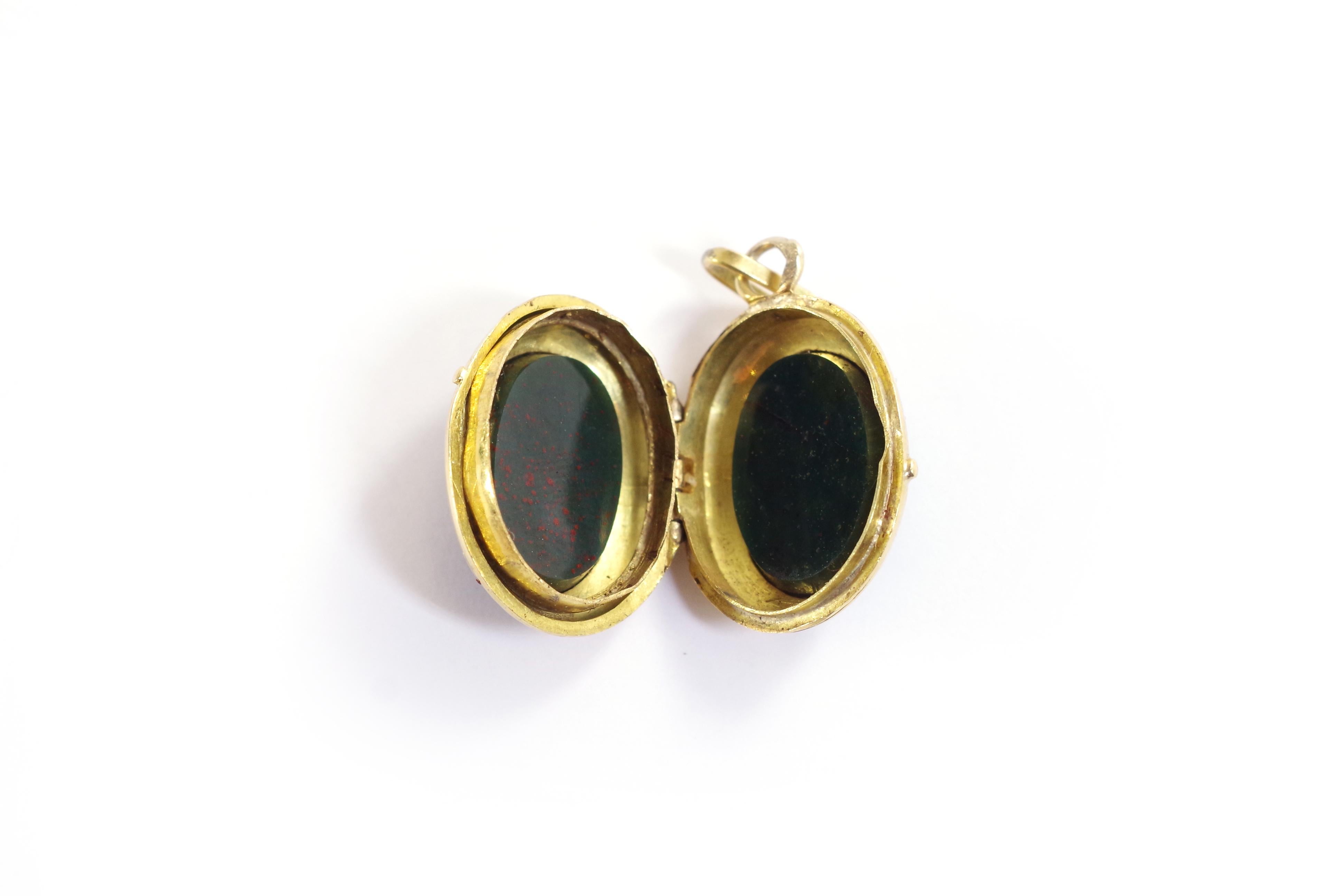 Retro bloodstone locket pendant in gold 18 karats. Vintage pendant locket from the 1940s/50s, set with bloodstone cabochons on each side. The bloodstone, also called 