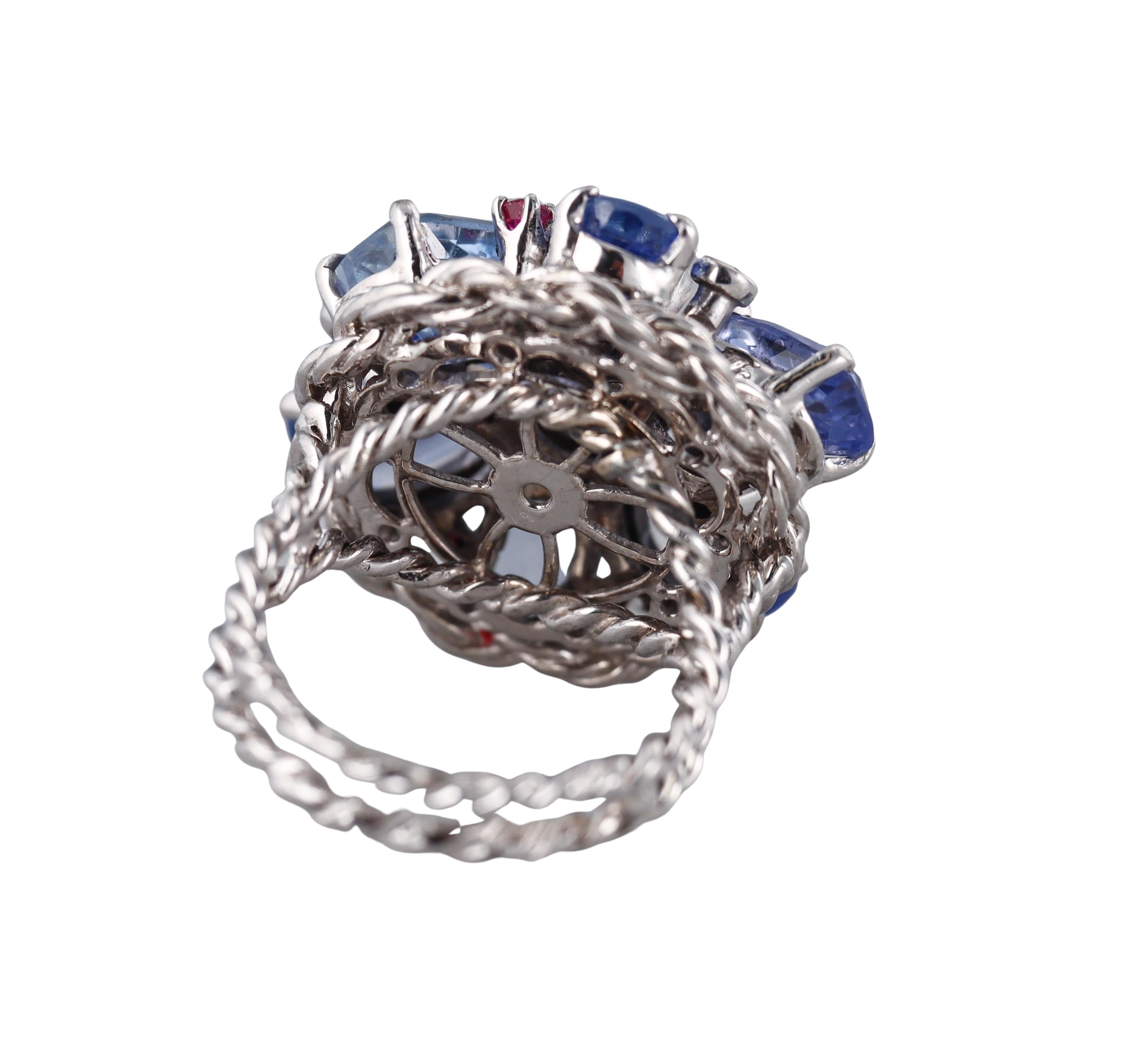 Rétro Bague cocktail rétro saphir bleu, rubis et diamant en vente