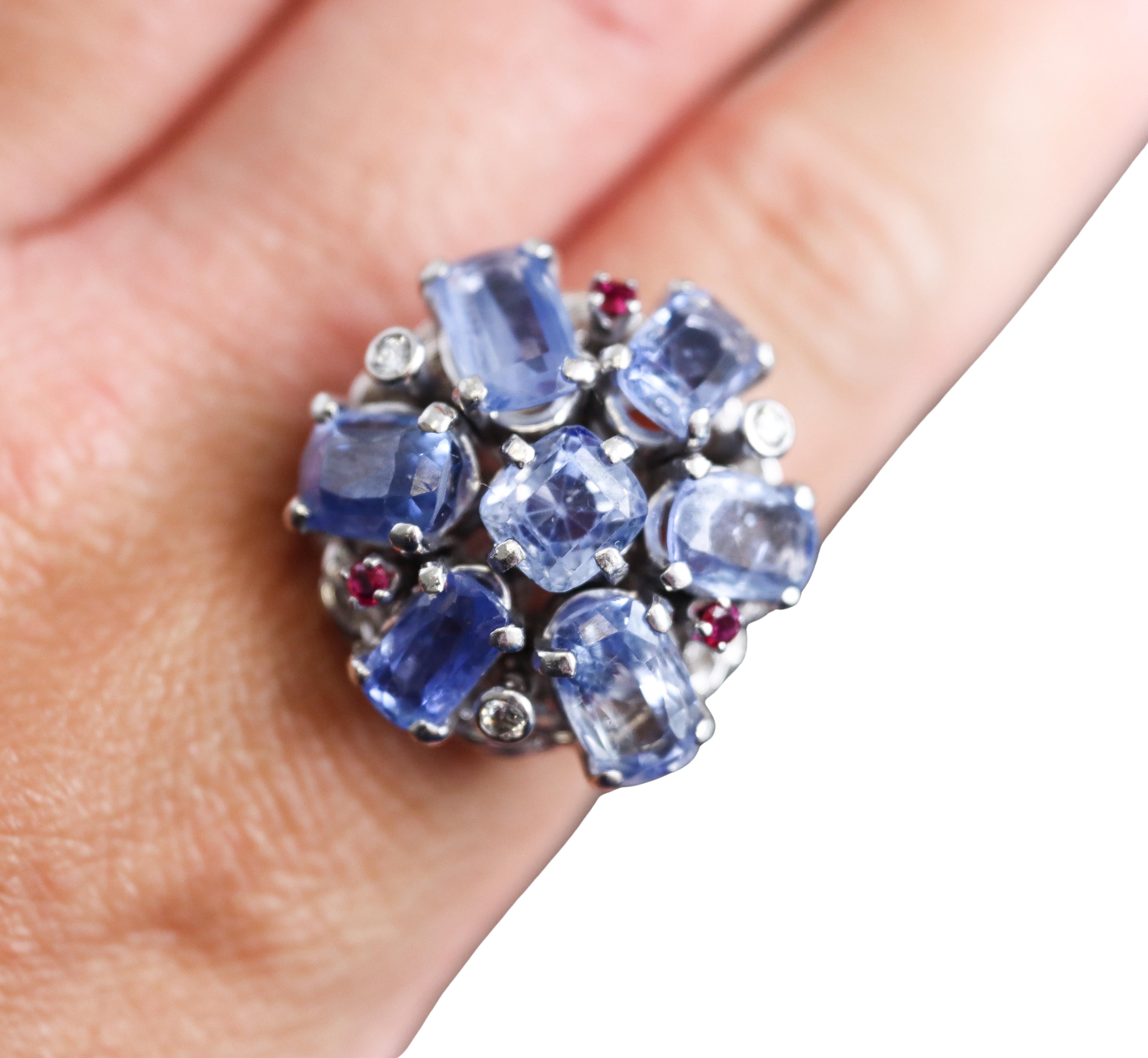 Taille ronde Bague cocktail rétro saphir bleu, rubis et diamant en vente
