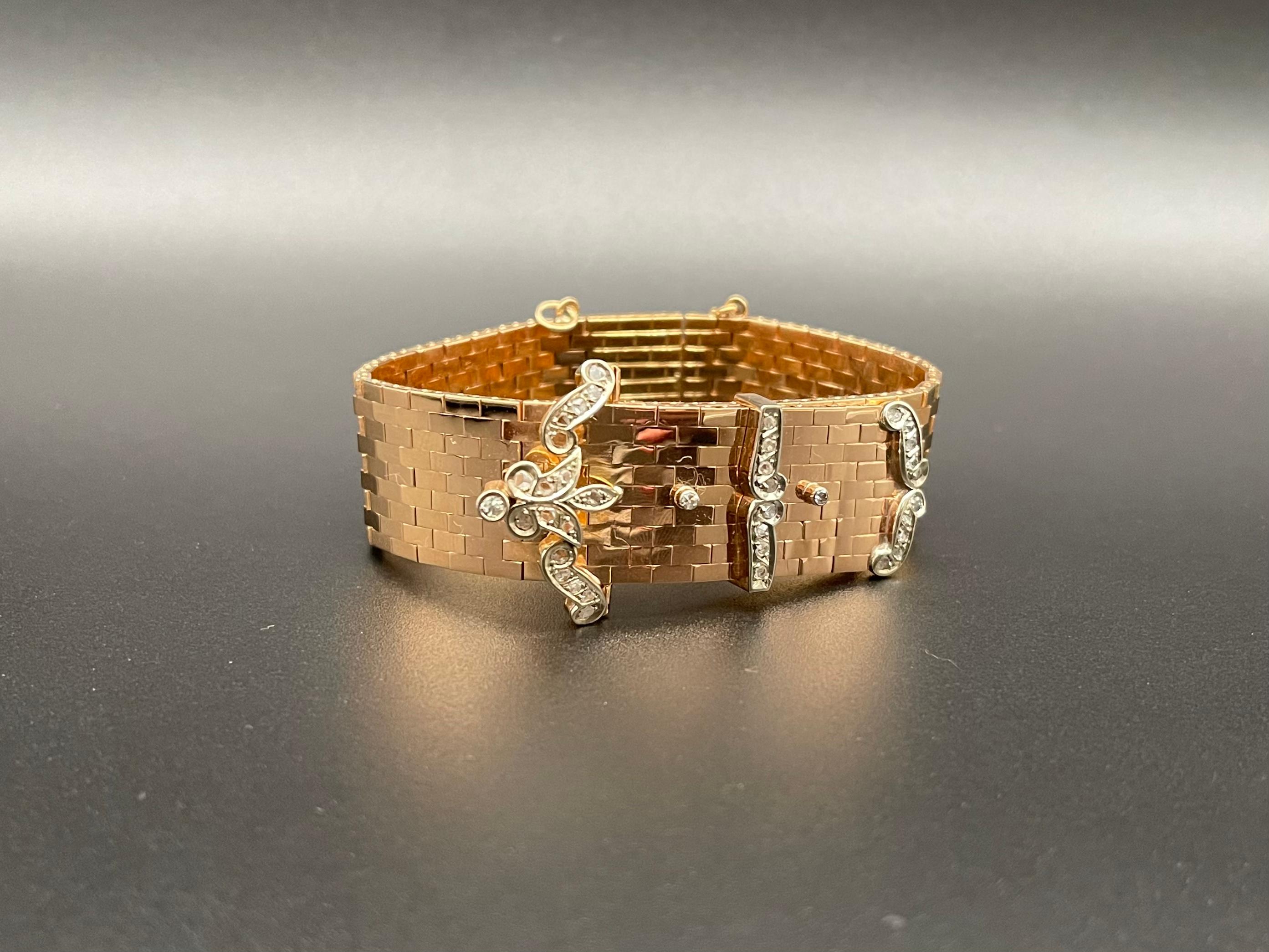 A magnificent 1950s Retro Belt Bracelet in the Style of Art Deco, with a beautiful fleur-de-lis in the classical Tiffanys Style in Bold Gold.

The Belt Mesh is made of 19.2 Karat Portuguese Gold and Platinum. The beautiful fleur-de-lis and details