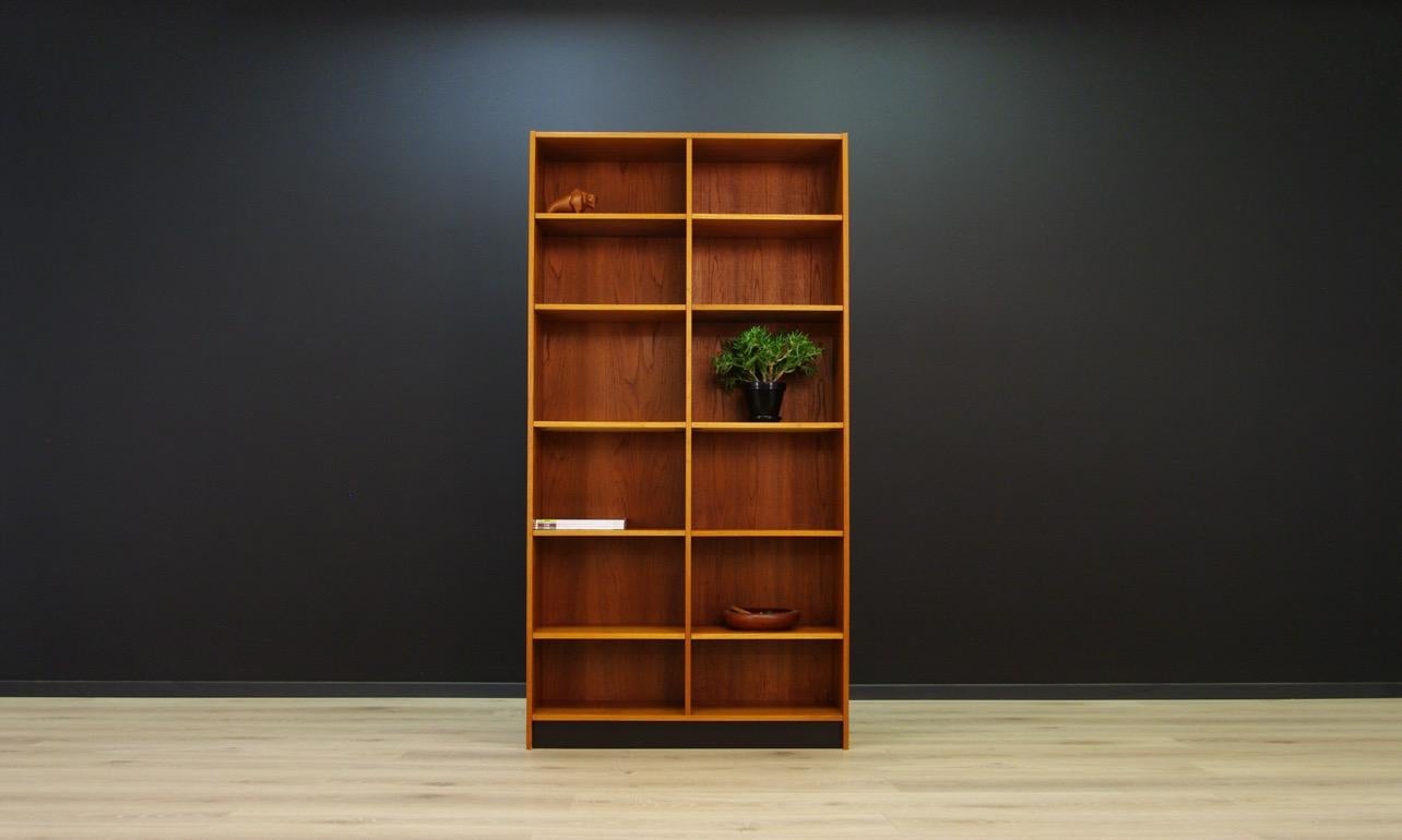 Phenomenal bookcase, library from the 1960s-1970s, Minimalist form Danish design. Bookcase finished with teak veneer. Adjustable shelves. Preserved in good condition (small bruises and scratches), directly for use.

Dimensions: Height 193.5 cm,