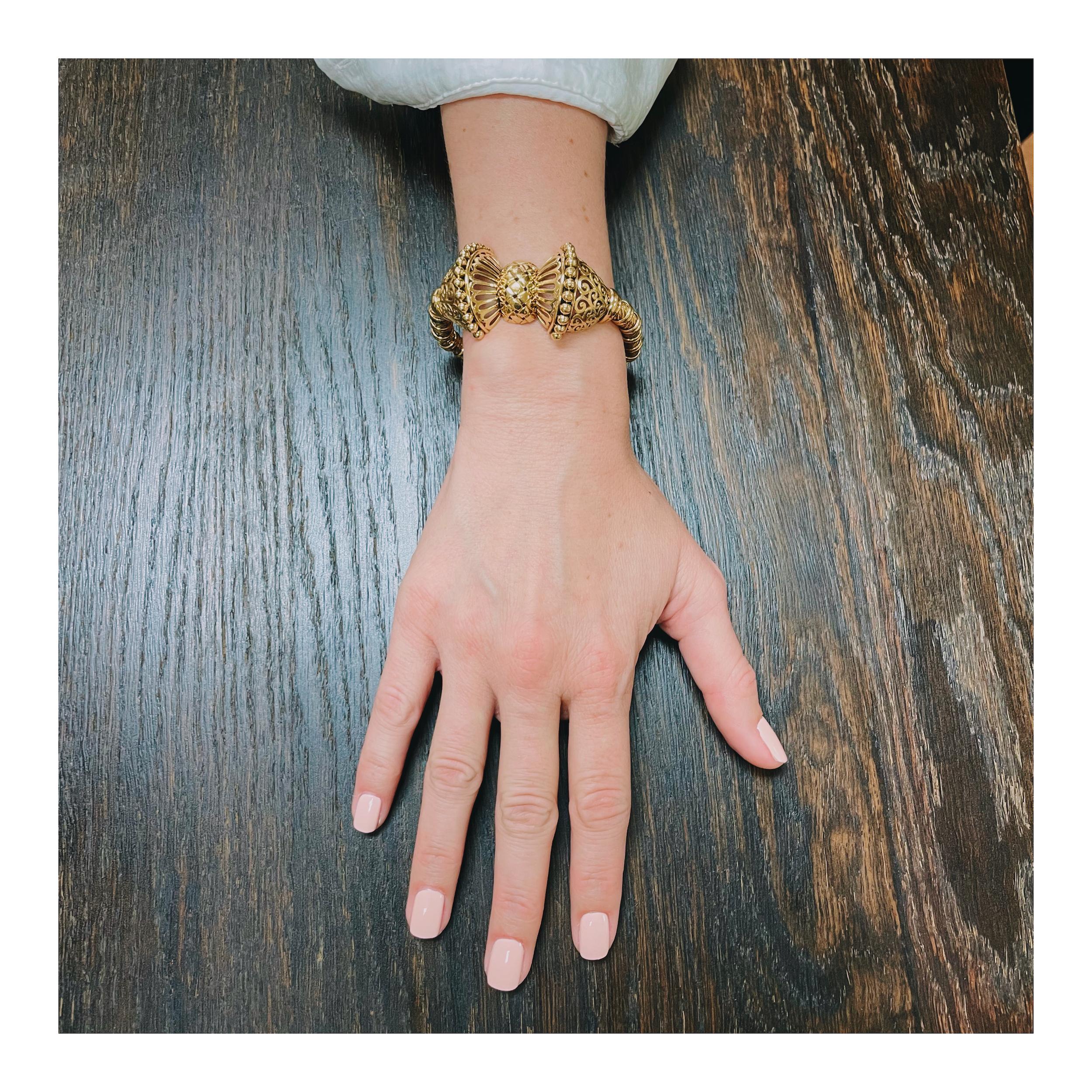 Bracelet rétro à motif de nœud en or jaune et rose 18K, circa 1940s Bon état - En vente à Beverly Hills, CA