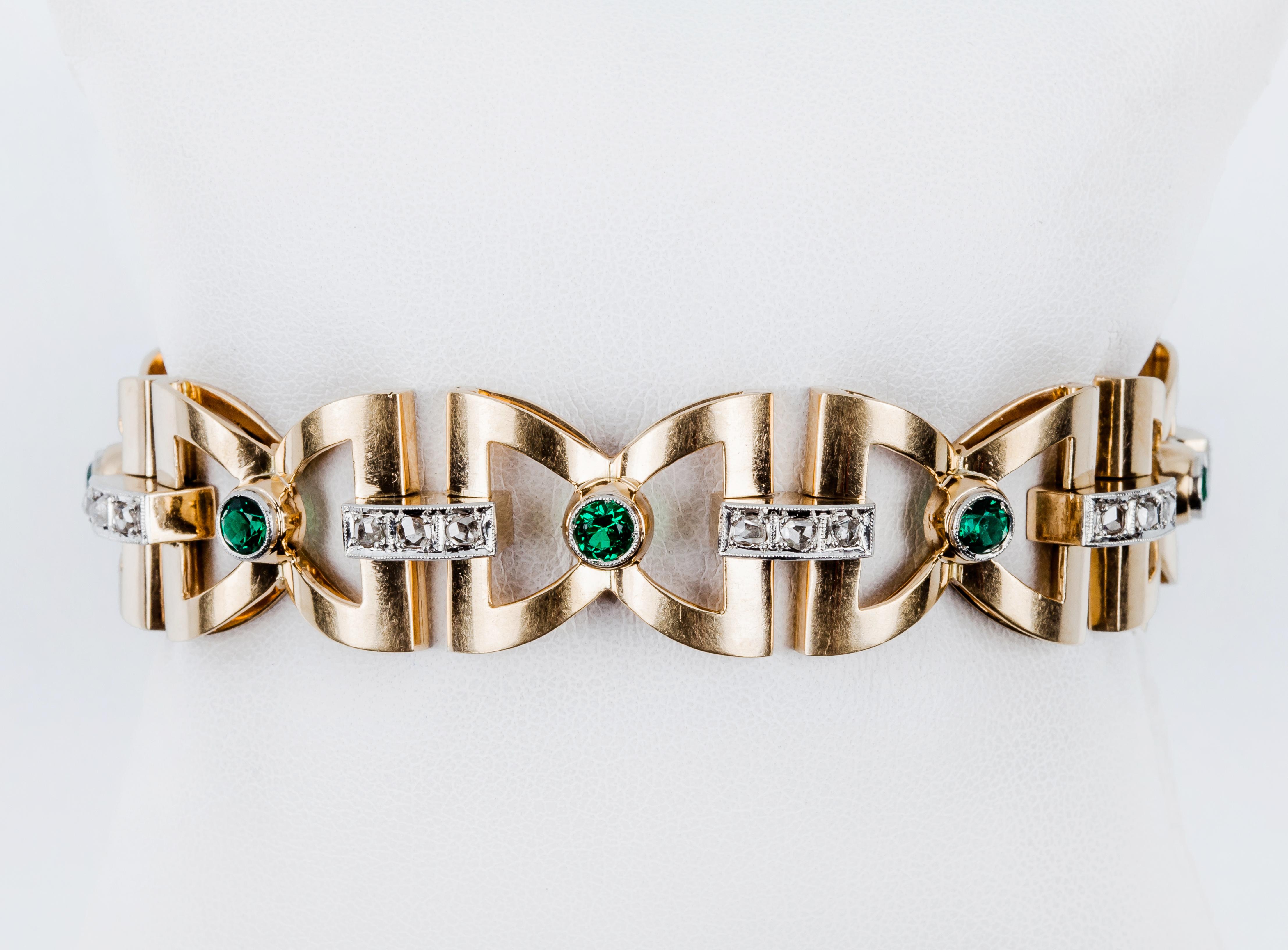 Emerald Cut Art Deco Bow-Tie Link Bracelet in 18 Karat Yellow Gold with Emerald and Diamonds For Sale
