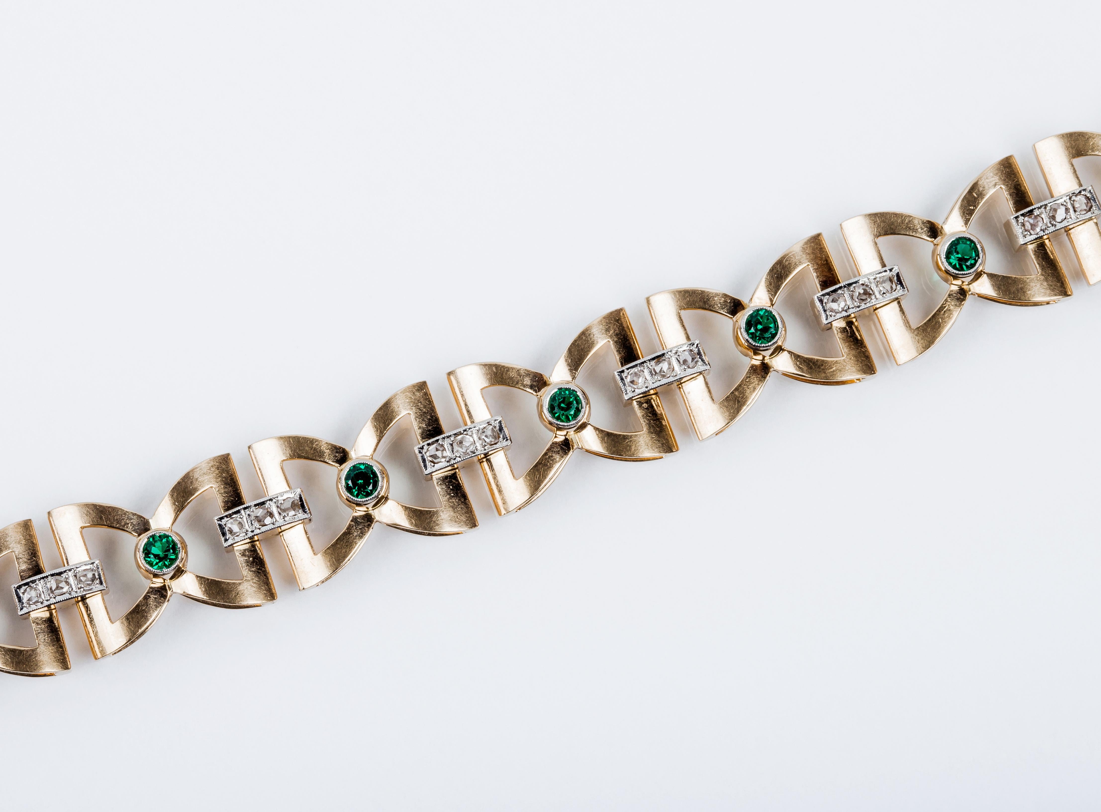 Art Deco Bow-Tie Link Bracelet in 18 Karat Yellow Gold with Emerald and Diamonds In Good Condition For Sale In Bilbao, ES