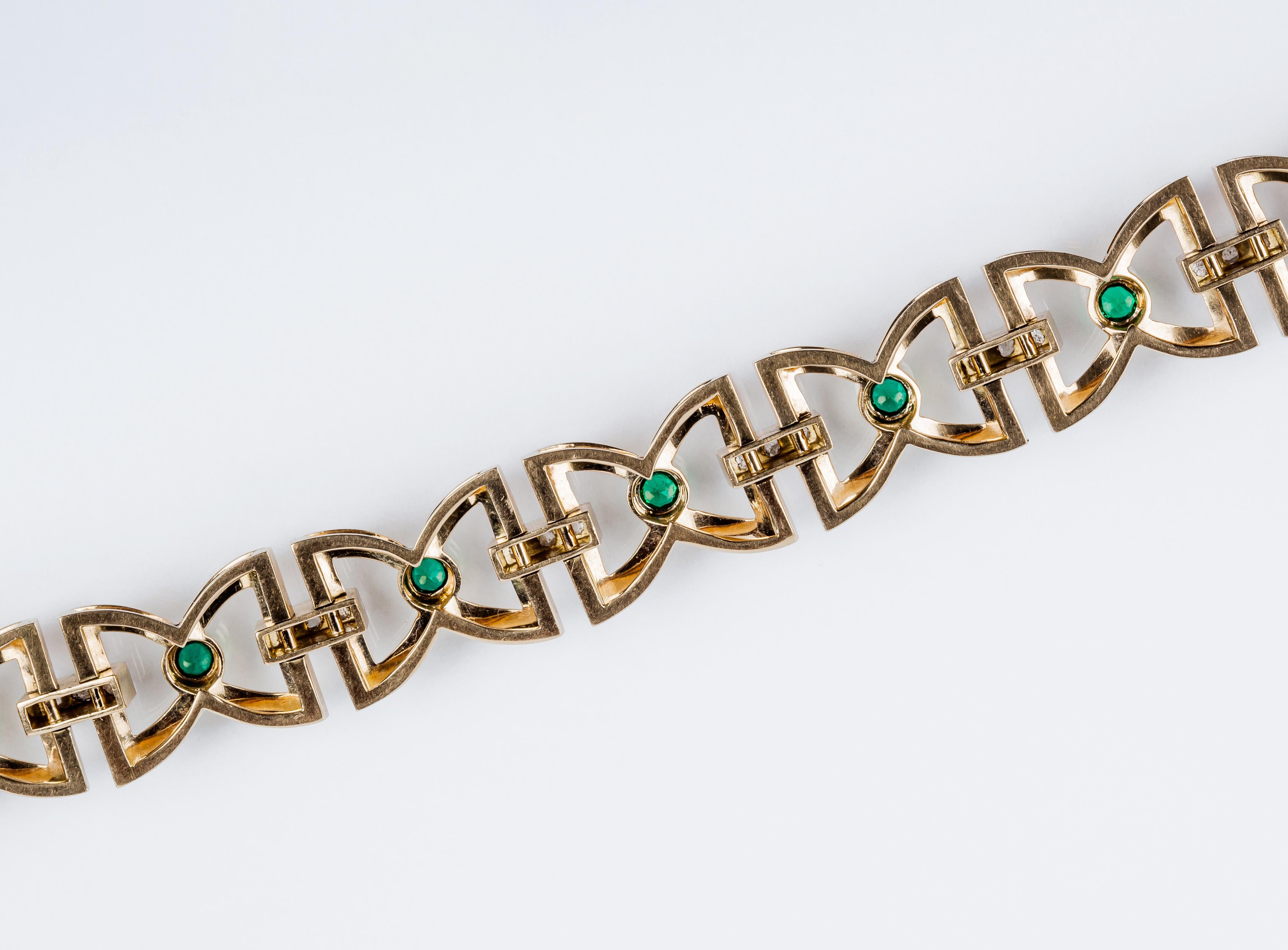 Women's Art Deco Bow-Tie Link Bracelet in 18 Karat Yellow Gold with Emerald and Diamonds For Sale