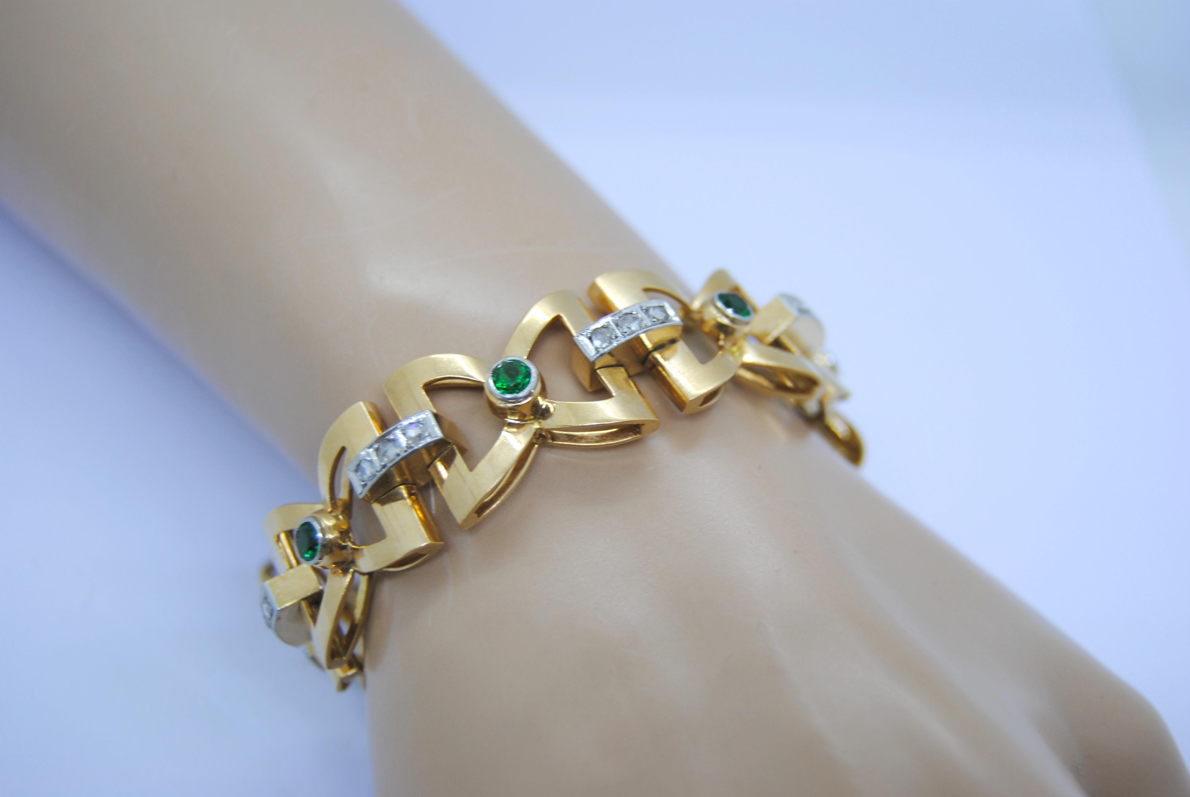Art Deco Bow-Tie Link Bracelet in 18 Karat Yellow Gold with Emerald and Diamonds For Sale 1