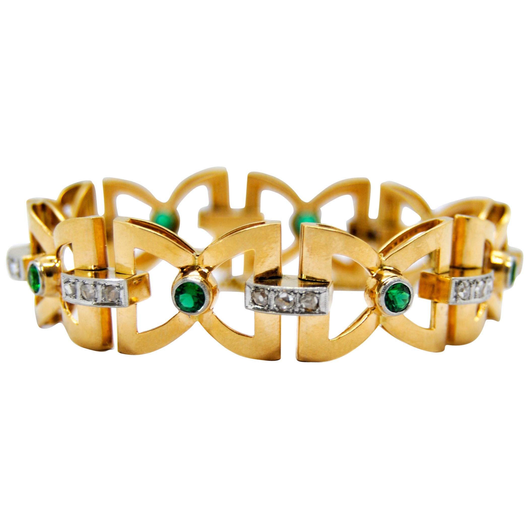 Art Deco Bow-Tie Link Bracelet in 18 Karat Yellow Gold with Emerald and Diamonds For Sale