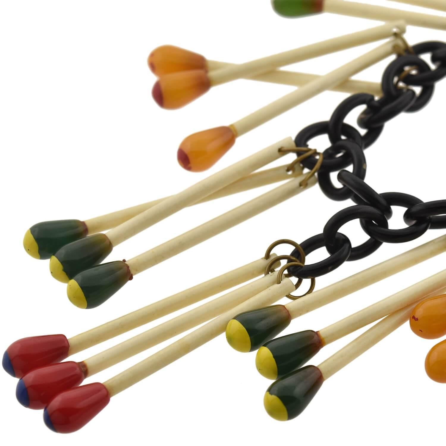 Rétro Collier pendentif rétro en laiton et bakélite « Chandelier » « Matchstick » en vente
