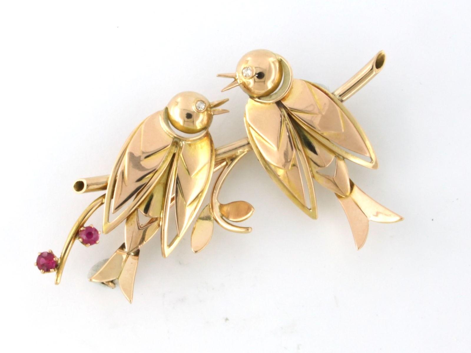 RETRO 18k gold brooch set with ruby ​​verneuille and single cut diamond. 0.04ct - F/G - SI

detailed description:

The size of the brooch is approximately 3.4 cm long by 6.2 cm wide

the brooch is in the shape of a branch with two birds on