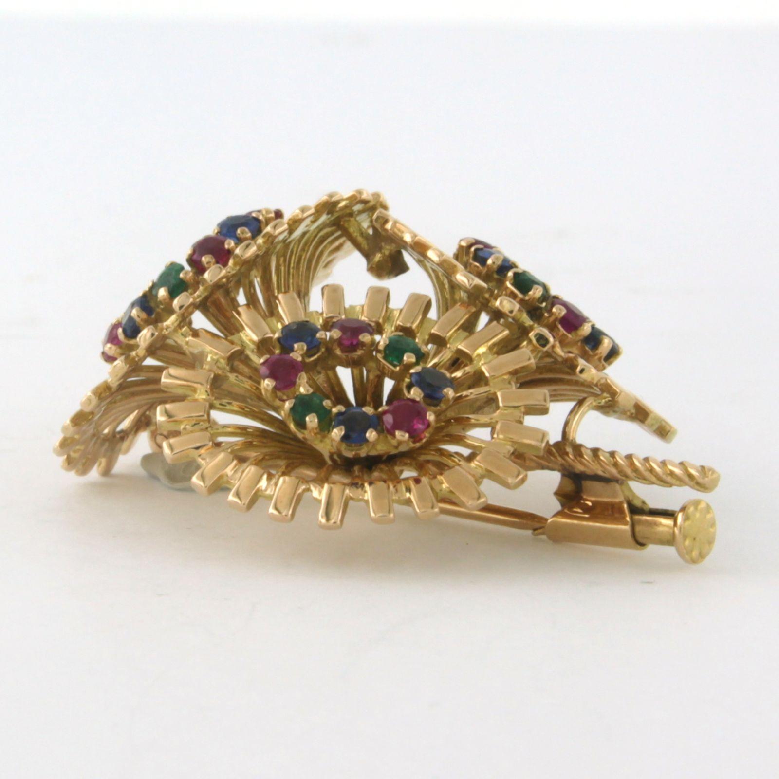 18k yellow gold brooch set with ruby, sapphire and emerald – size 3.6 cm x 2.7 cm

detailed description

the size of the brooch is 3.6 cm long by 2.7 cm wide and 1.5 cm high

weight 12.3 grams

set with

- 8 x 2.0 mm round facet cut oiled emerald,