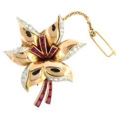 RETRO - broche en or bicolore 18 carats avec rubis et diamants