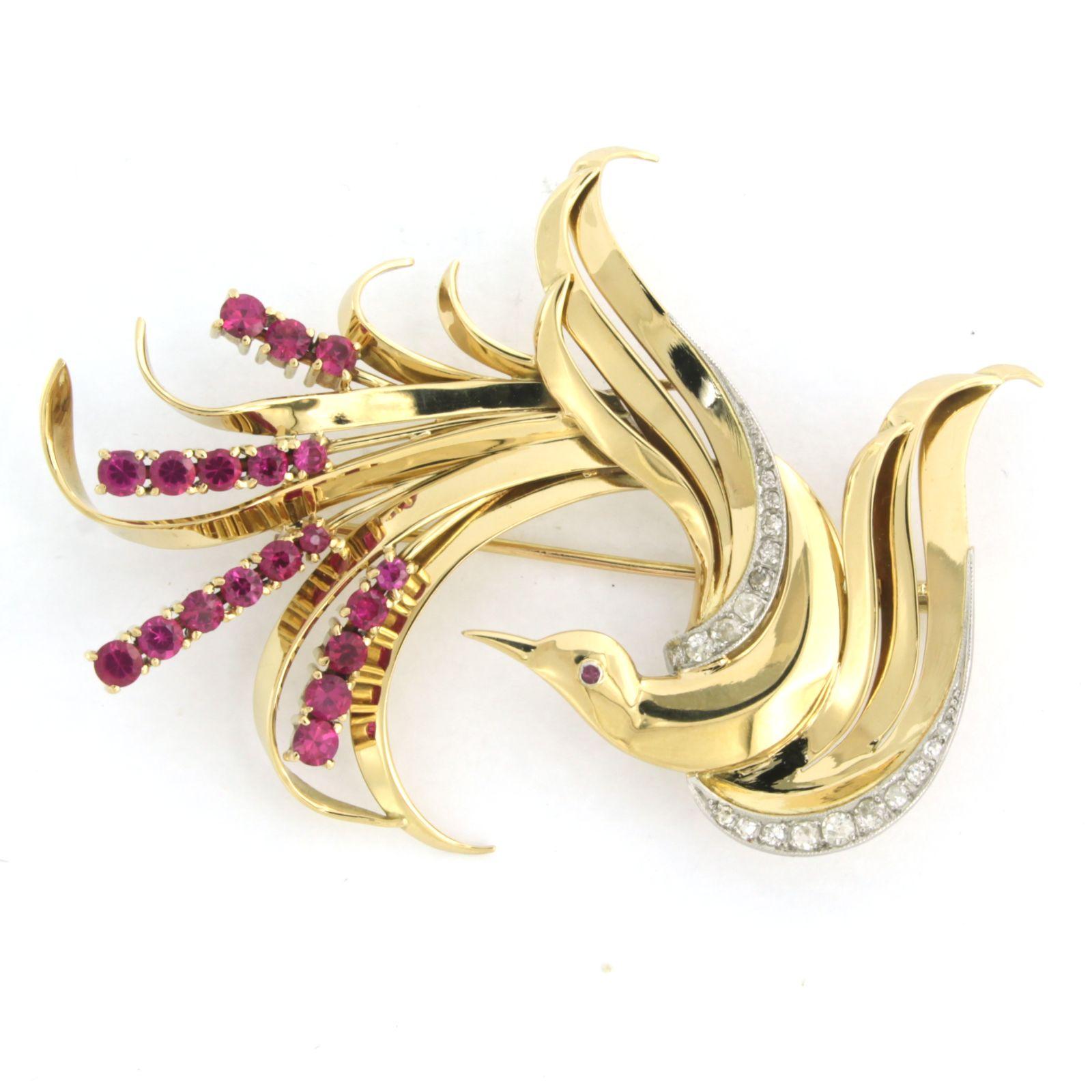 RETRO 18k bicolor gold brooch in the shape of a bird, set with ruby ​​verneuille and old mine-cut diamonds up to 0.50 ct - G/H - SI

Detailed description:

The brooch measures 6.7 cm long and 5.2 cm wide

Weight: 24.4 grams

Set with

- 19 x 2.3 mm