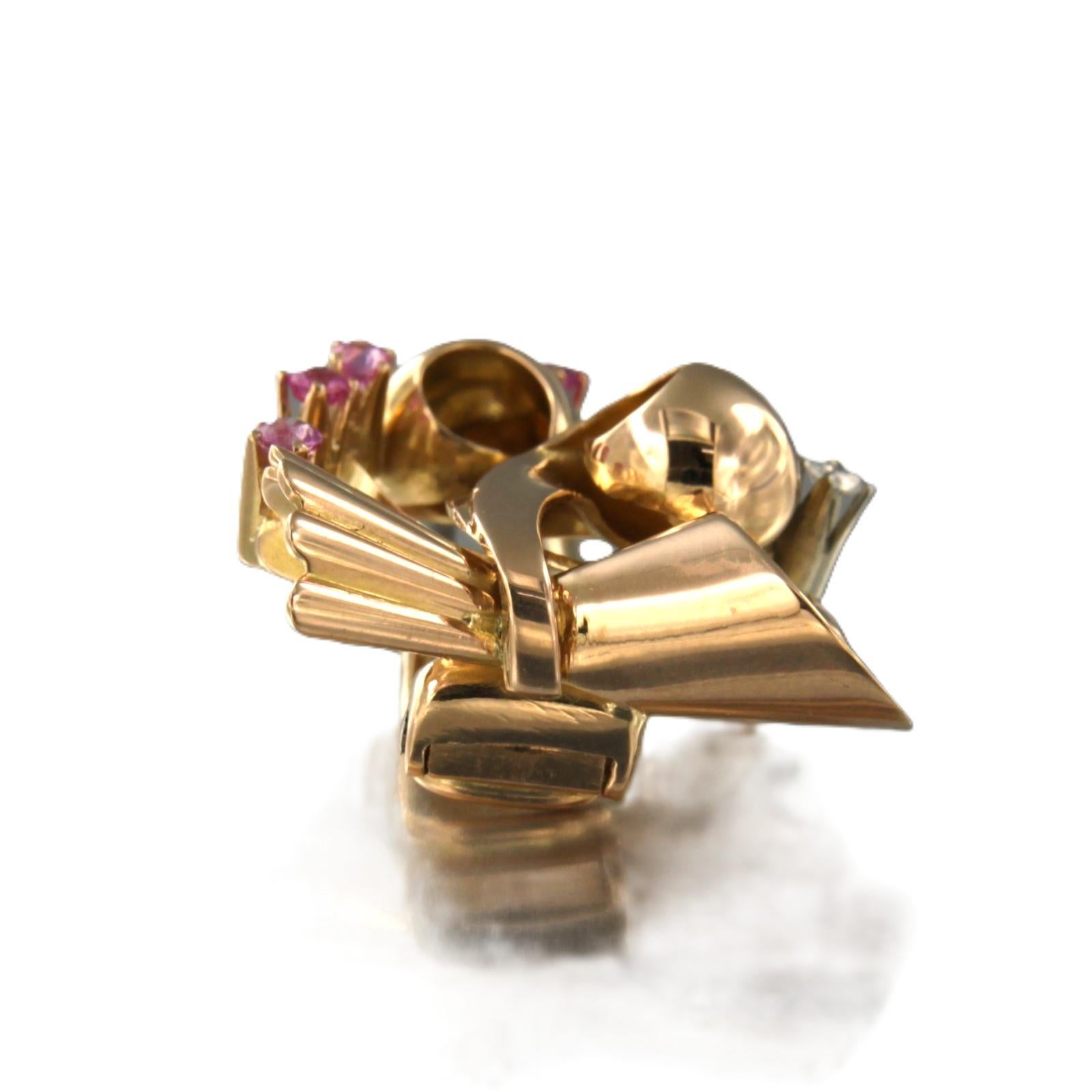 RETRO 18k bicolour brooch set with ruby ​​and old mine cut diamond up to 0.08ct – G/H – SI 

detailed description:

the size of the brooch is 3.0 cm long by 2.5 cm wide

weight 11.0 grams

set with

- 5 x 2.3 mm round cut ruby ​​verneuille

colour: