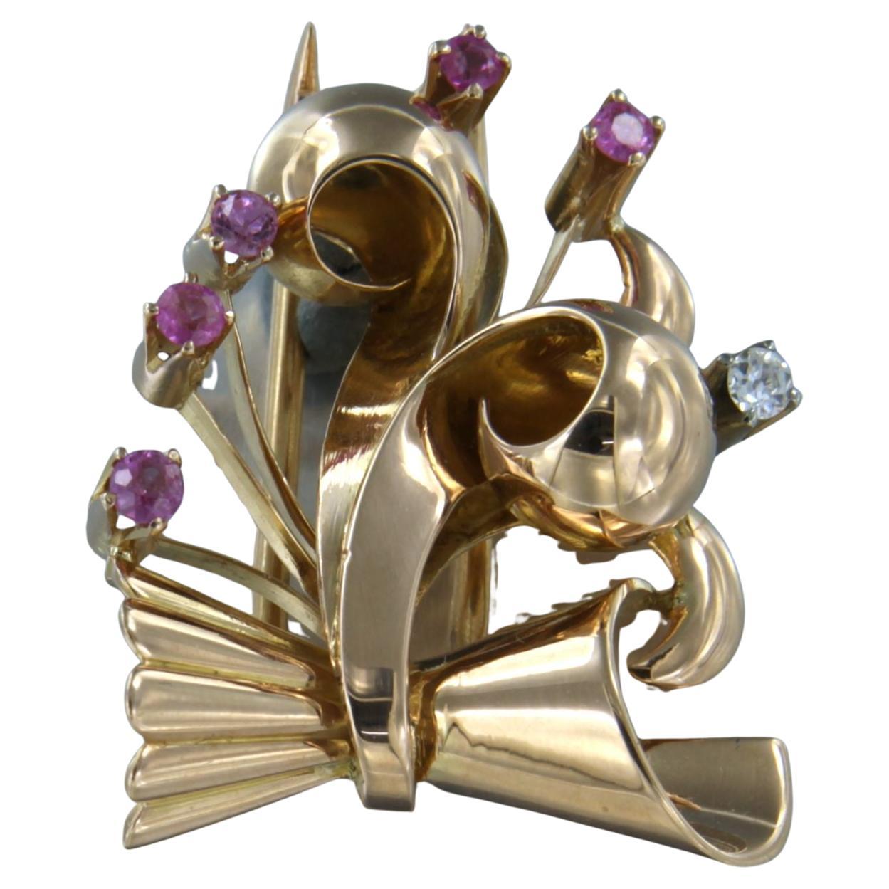 Broche RETRO avec rubis verneuille et diamant taille ancienne de 0,08 carat en or 18 carats en vente