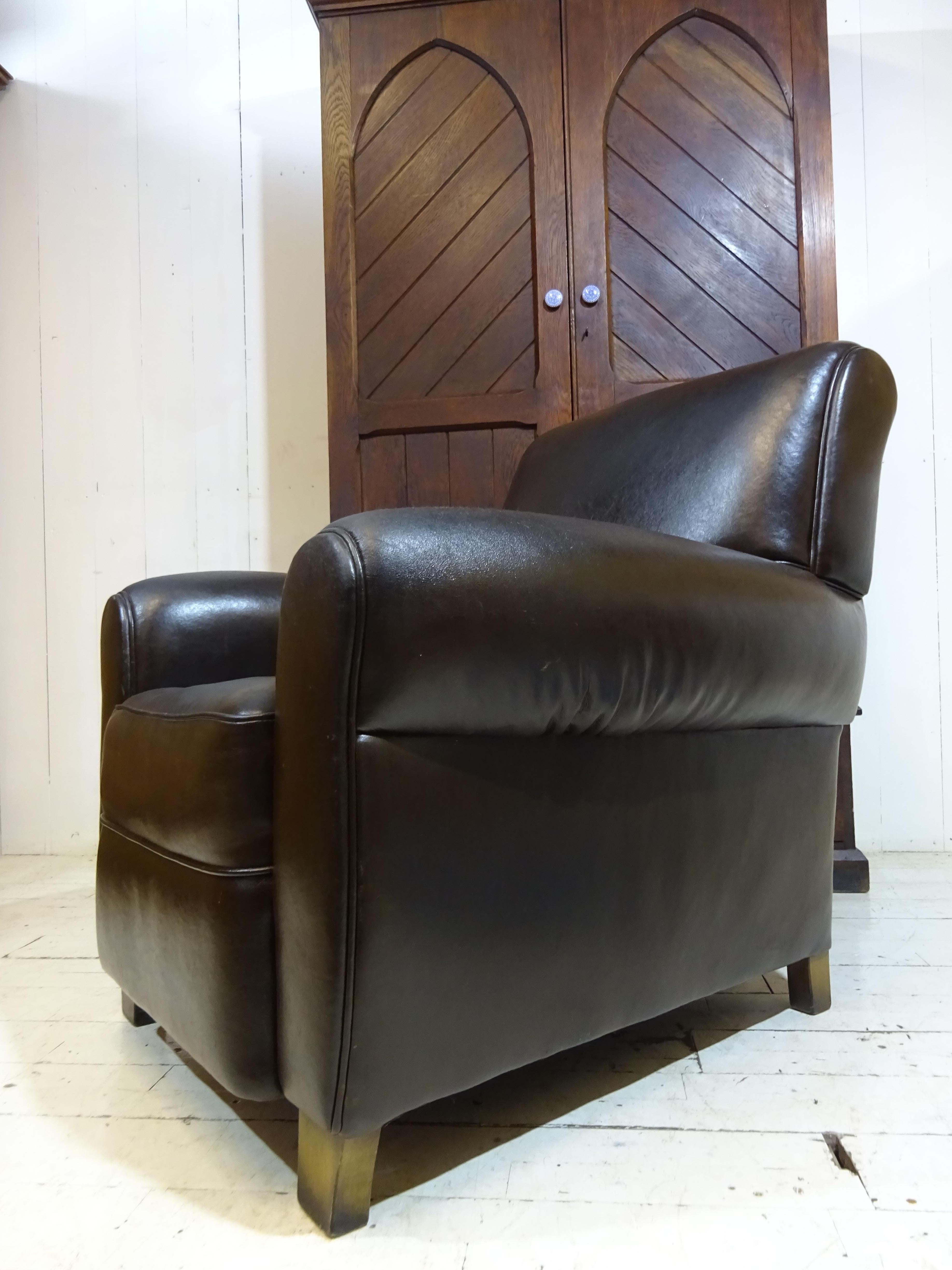 In the same family since new this is a quality leather armchair by renouned chair maker Tetrad. Dated circa mid 1990s the chair is extremely well made with a solid beech frame offering a comfortable and supportive seating position.

The chair has