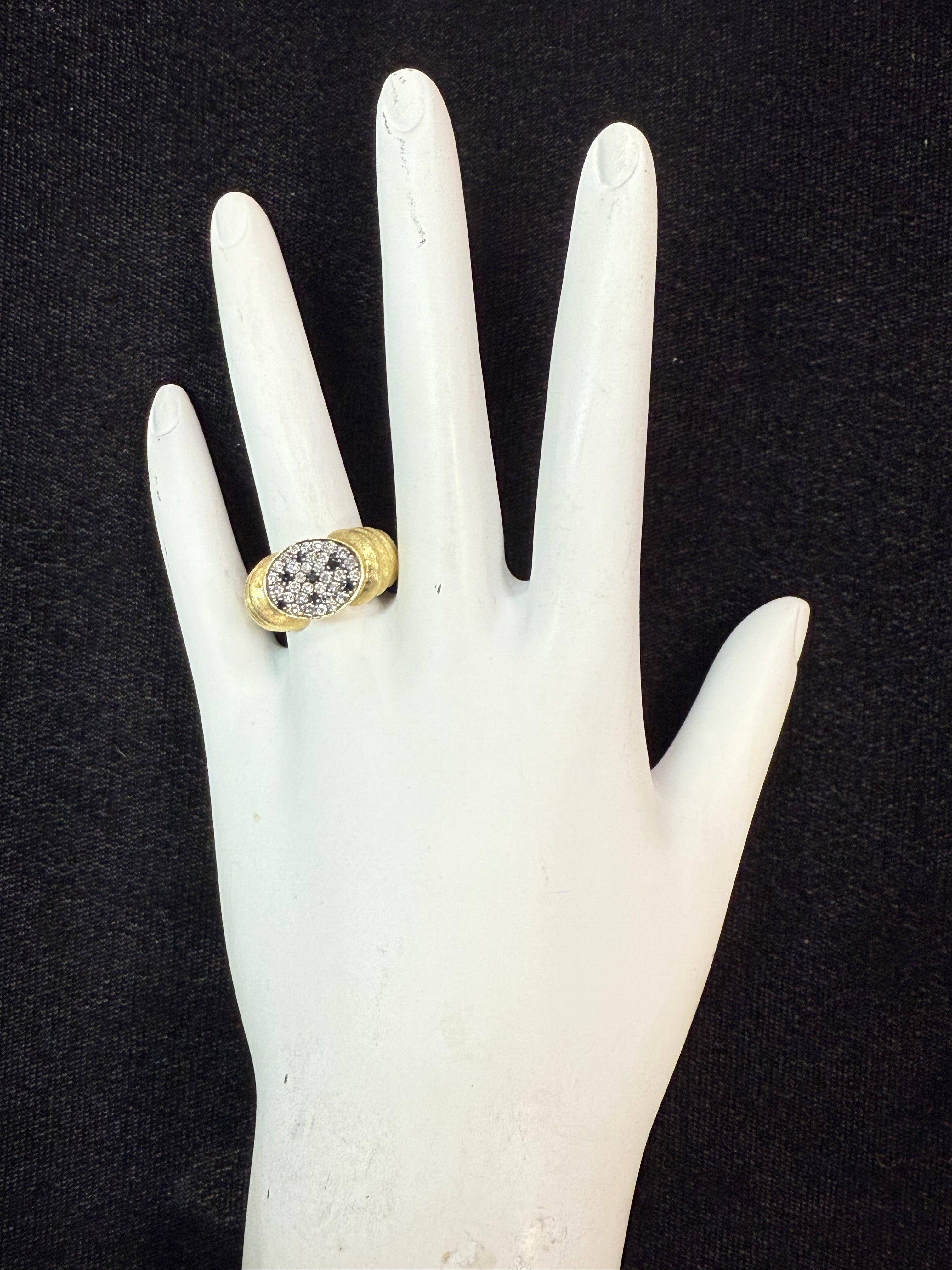 Taglio rotondo Anello retrò in oro giallo spazzolato con diamanti naturali di R. Stone in vendita