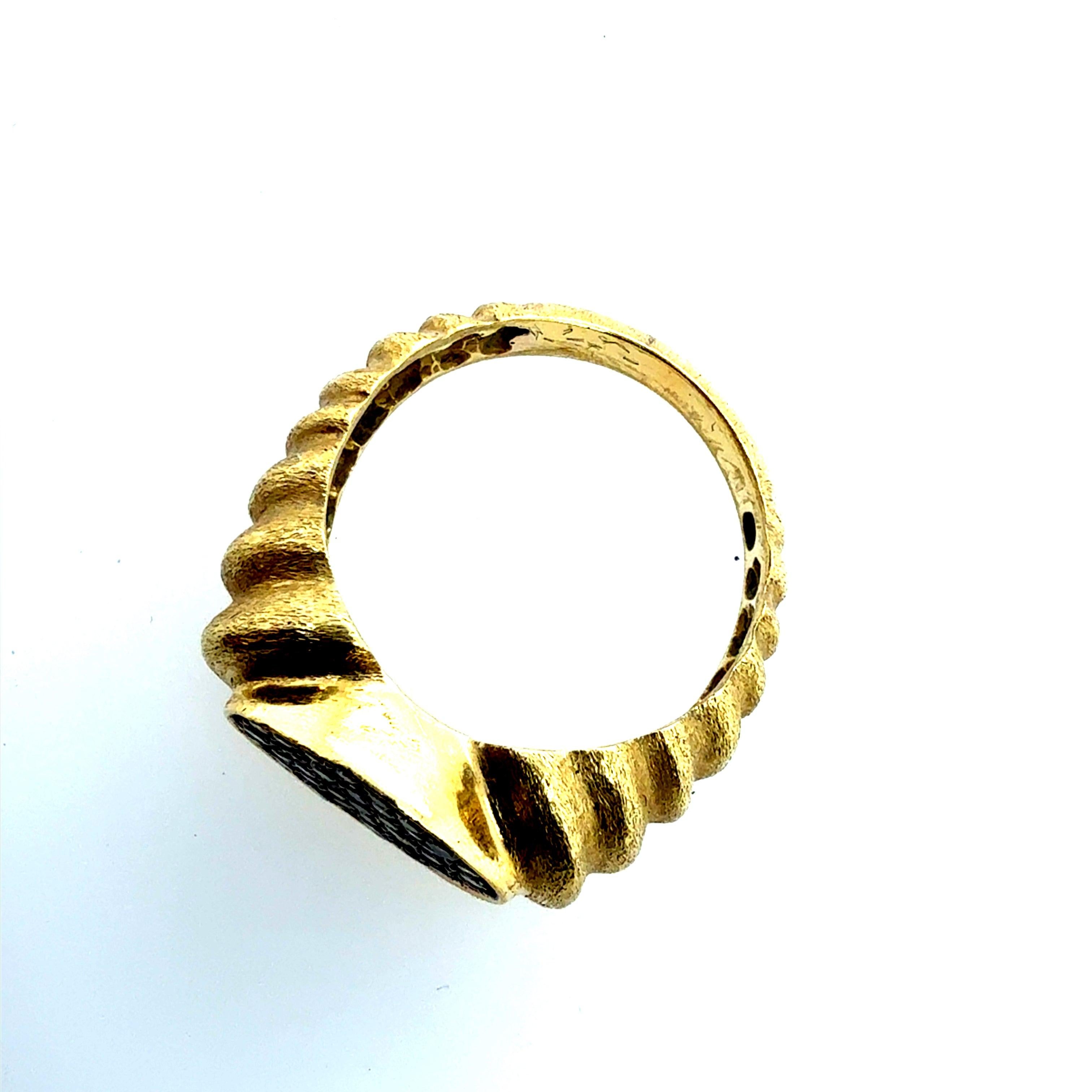 Donna Anello retrò in oro giallo spazzolato con diamanti naturali di R. Stone in vendita