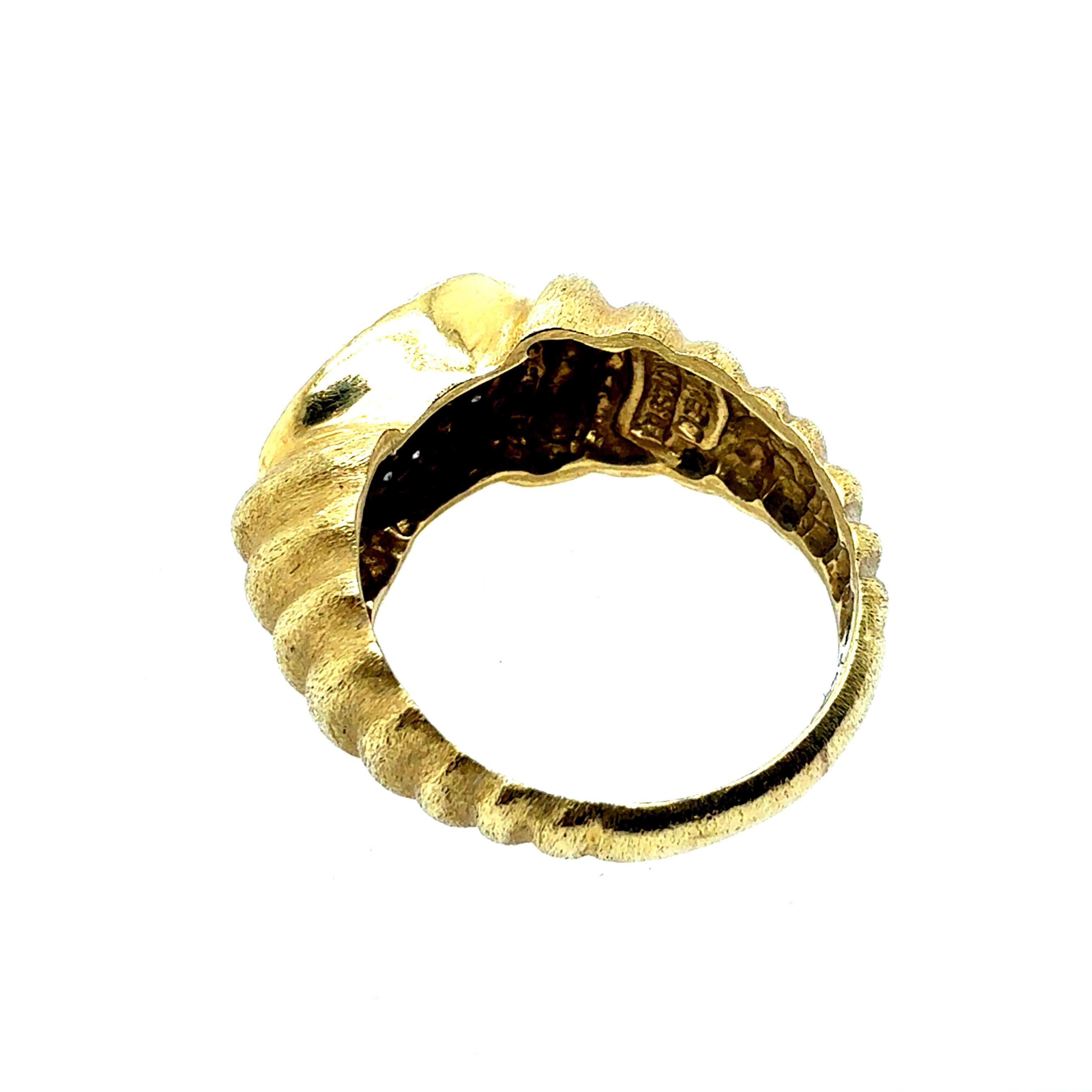 Anello retrò in oro giallo spazzolato con diamanti naturali di R. Stone in vendita 1