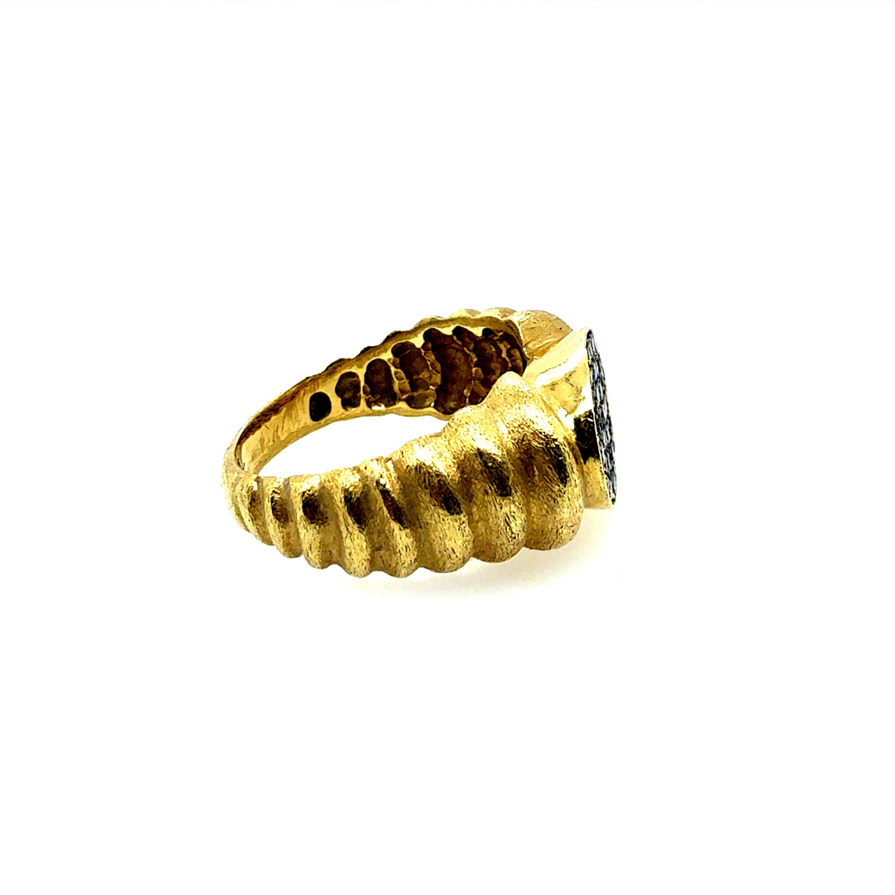 Anello retrò in oro giallo spazzolato con diamanti naturali di R. Stone in vendita 3