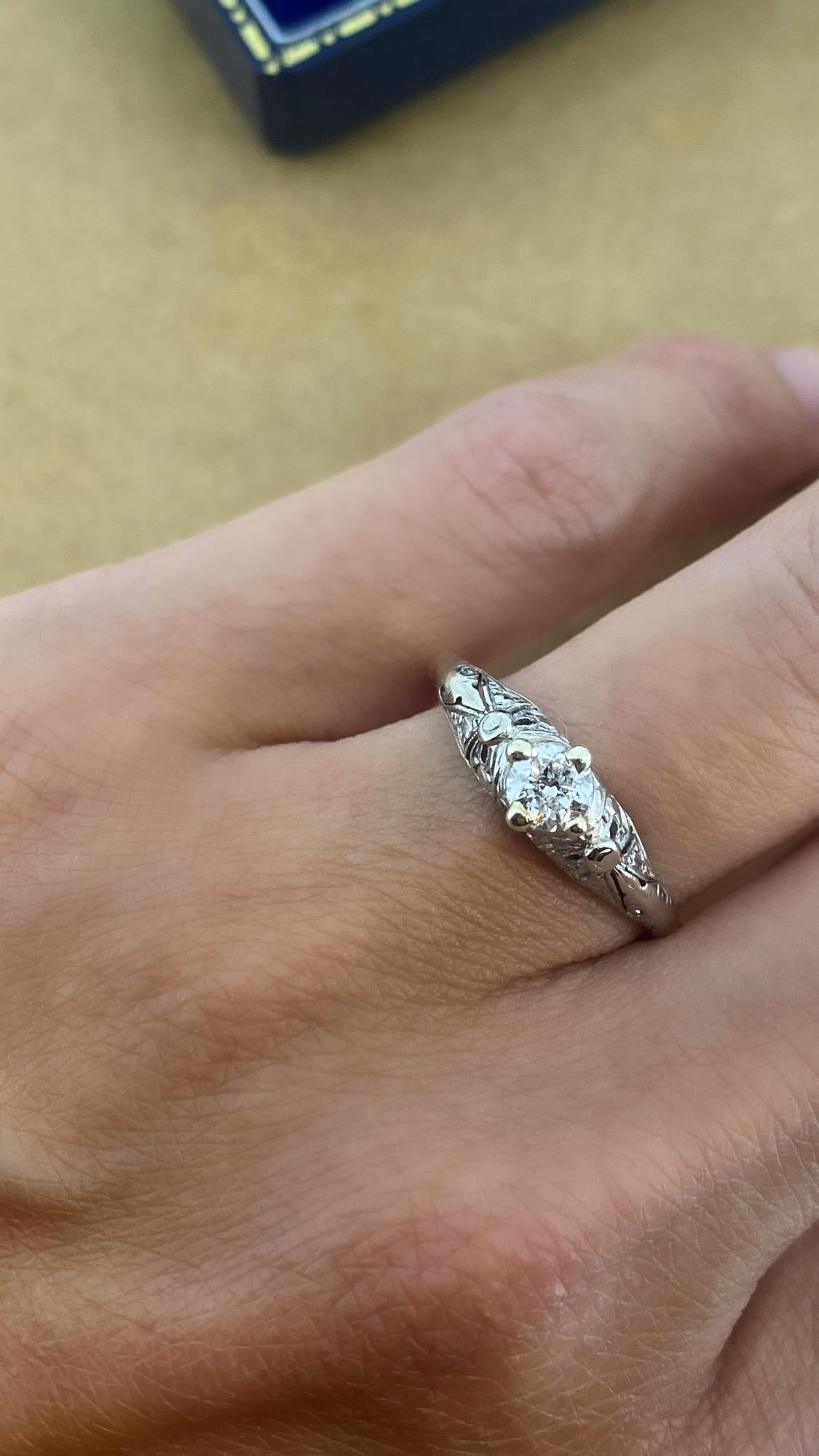 Rétro Bague rétro en or jaune 18 carats et platine avec diamant solitaire de 0,20 carat datant des années 1950 en vente