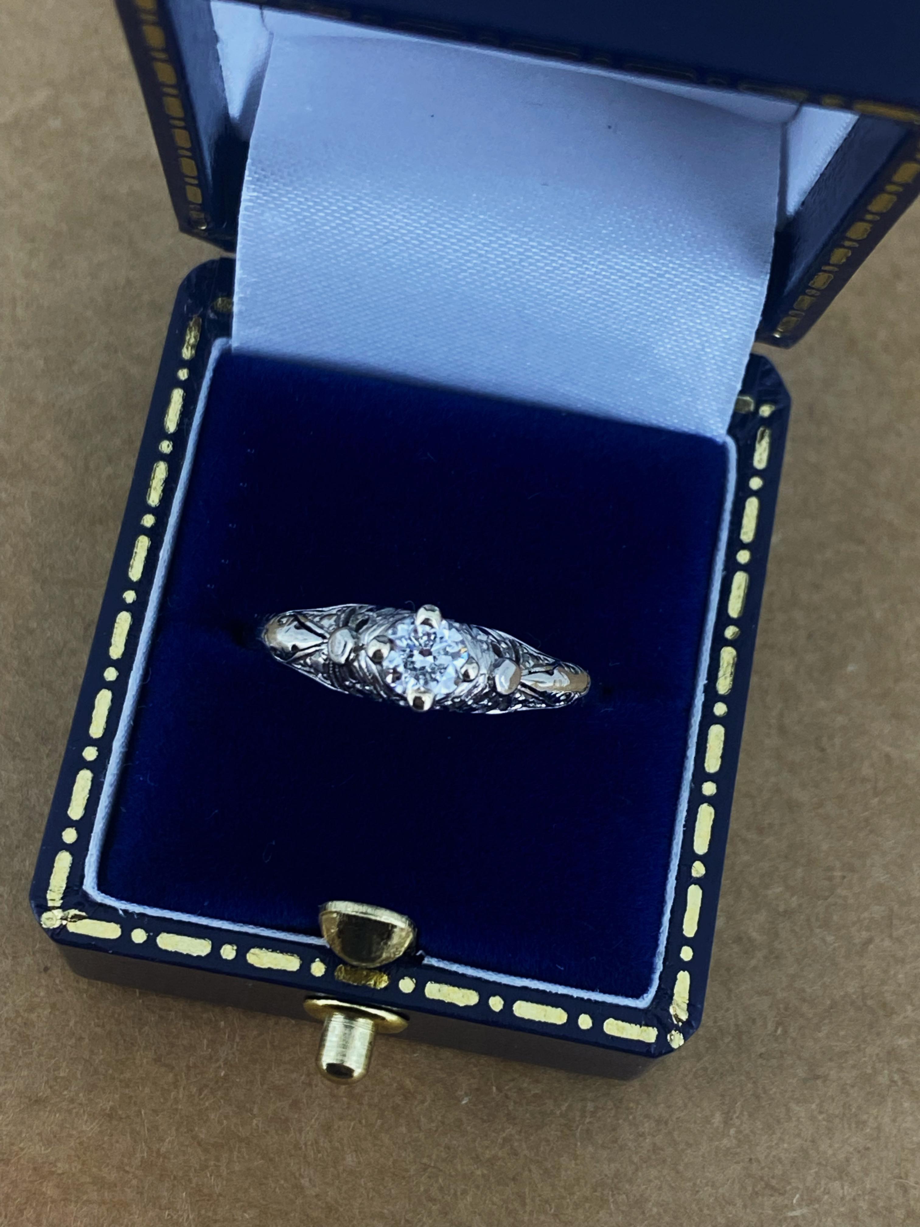 Taille ronde Bague rétro en or jaune 18 carats et platine avec diamant solitaire de 0,20 carat datant des années 1950 en vente