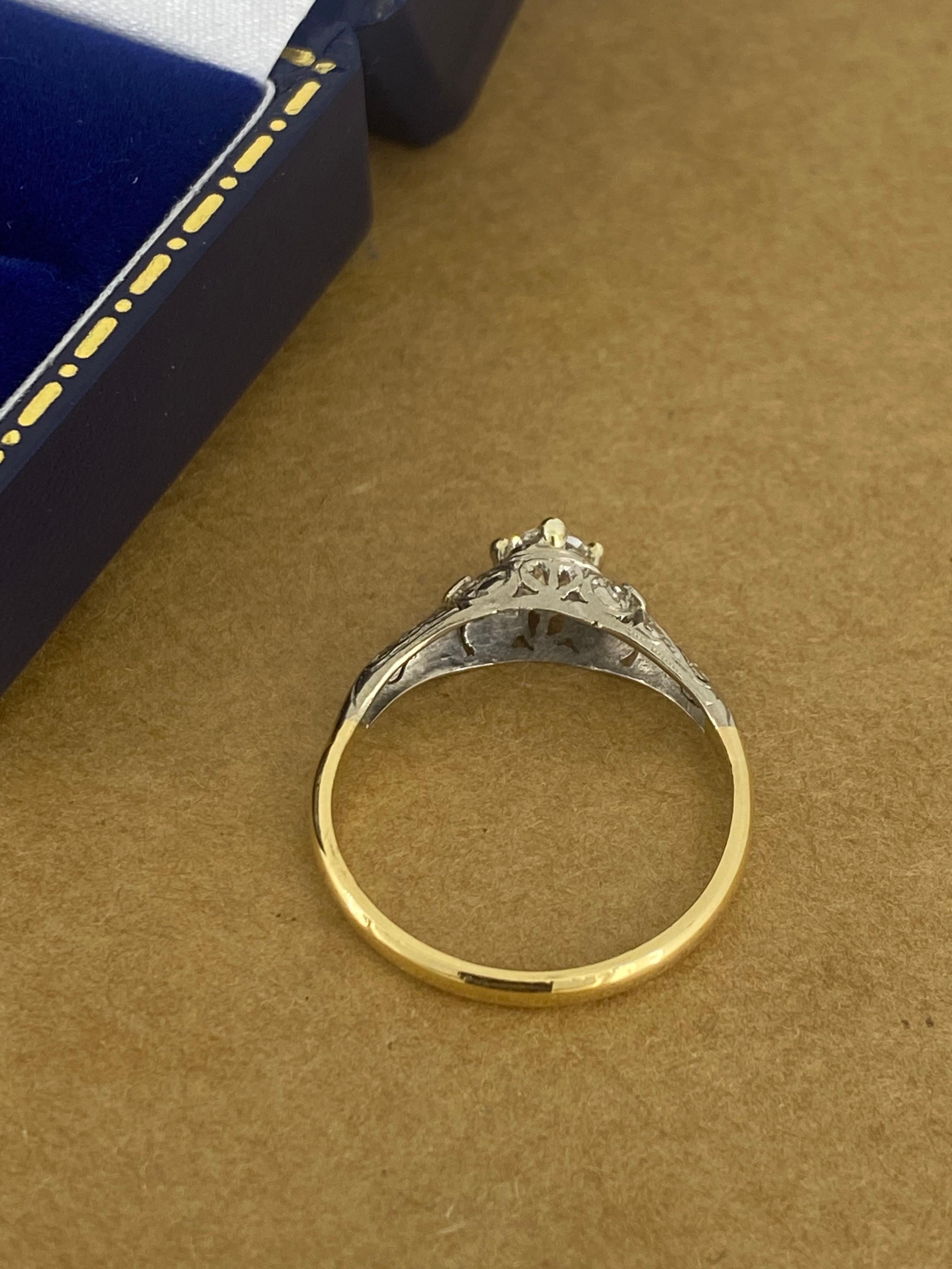 Bague rétro en or jaune 18 carats et platine avec diamant solitaire de 0,20 carat datant des années 1950 Pour femmes en vente