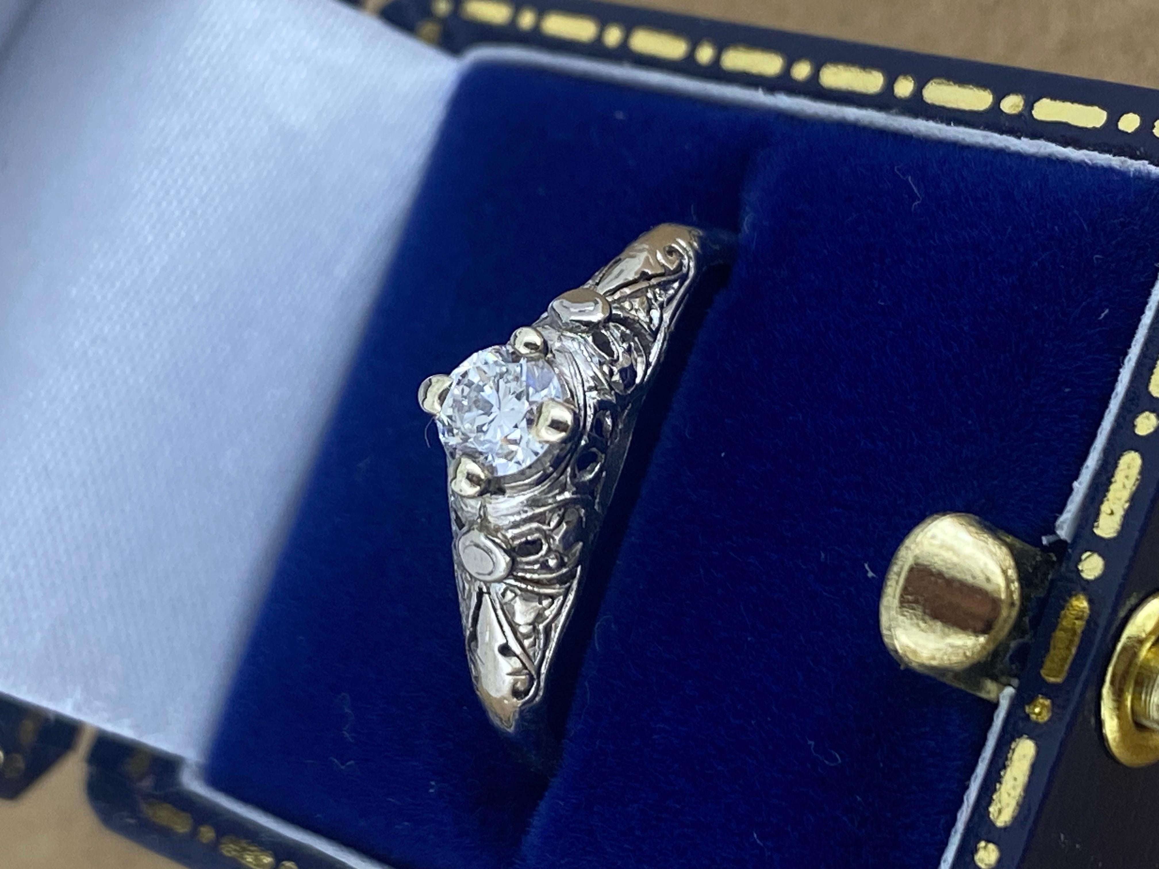 Bague rétro en or jaune 18 carats et platine avec diamant solitaire de 0,20 carat datant des années 1950 en vente 1