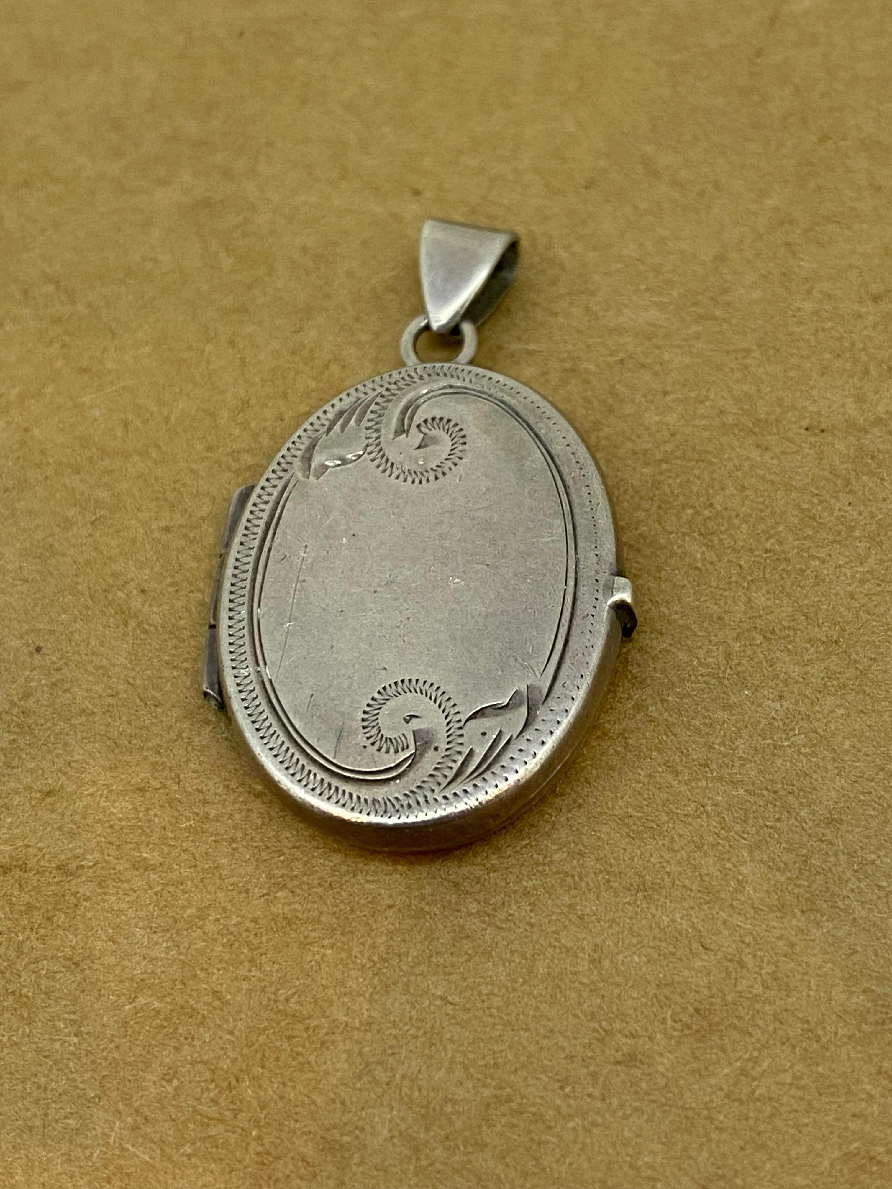 Retro c1950's 925 Sterling Silver Oval Finely Engraved Locket In Excellent Condition For Sale In MELBOURNE, AU
