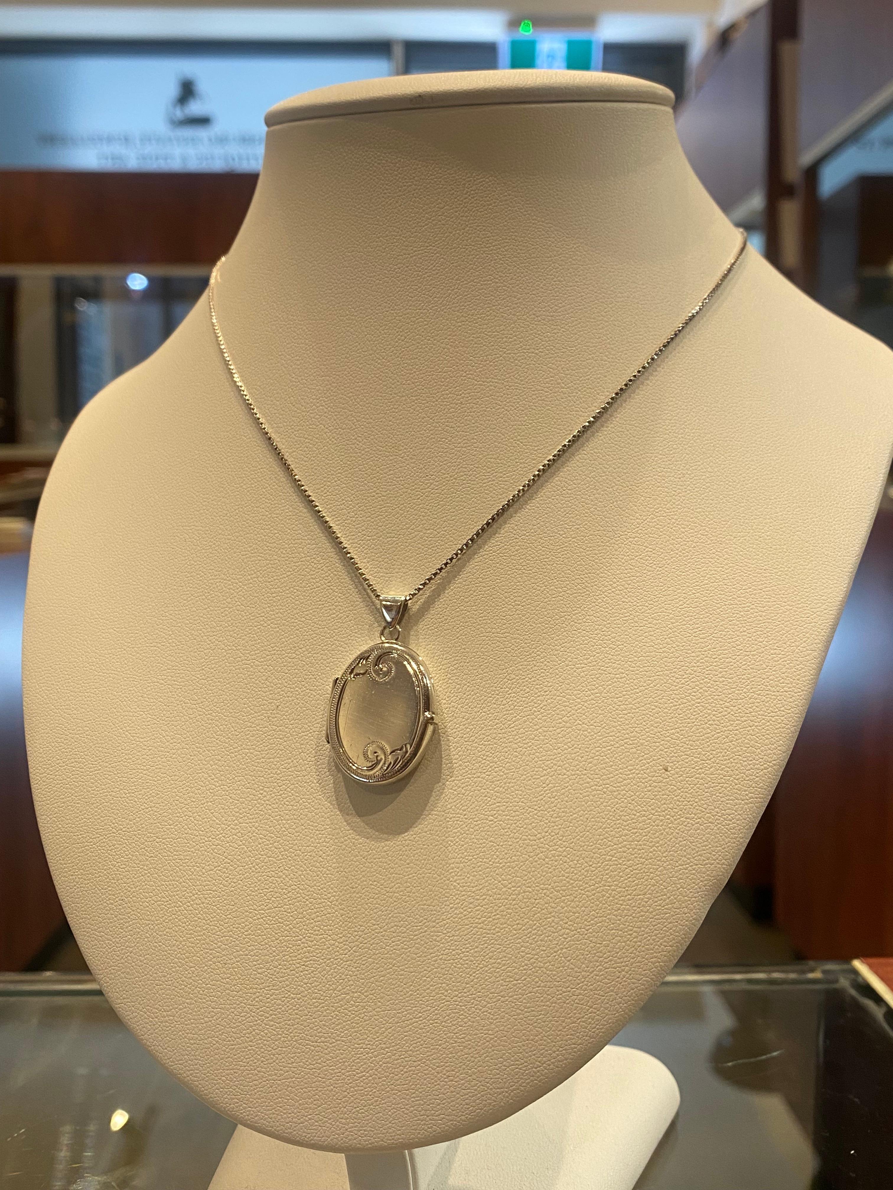 Rétro Medaglione ovale in argento 925 finemente inciso con catenina d'argento, retrò, anni '50, A. Silver in vendita
