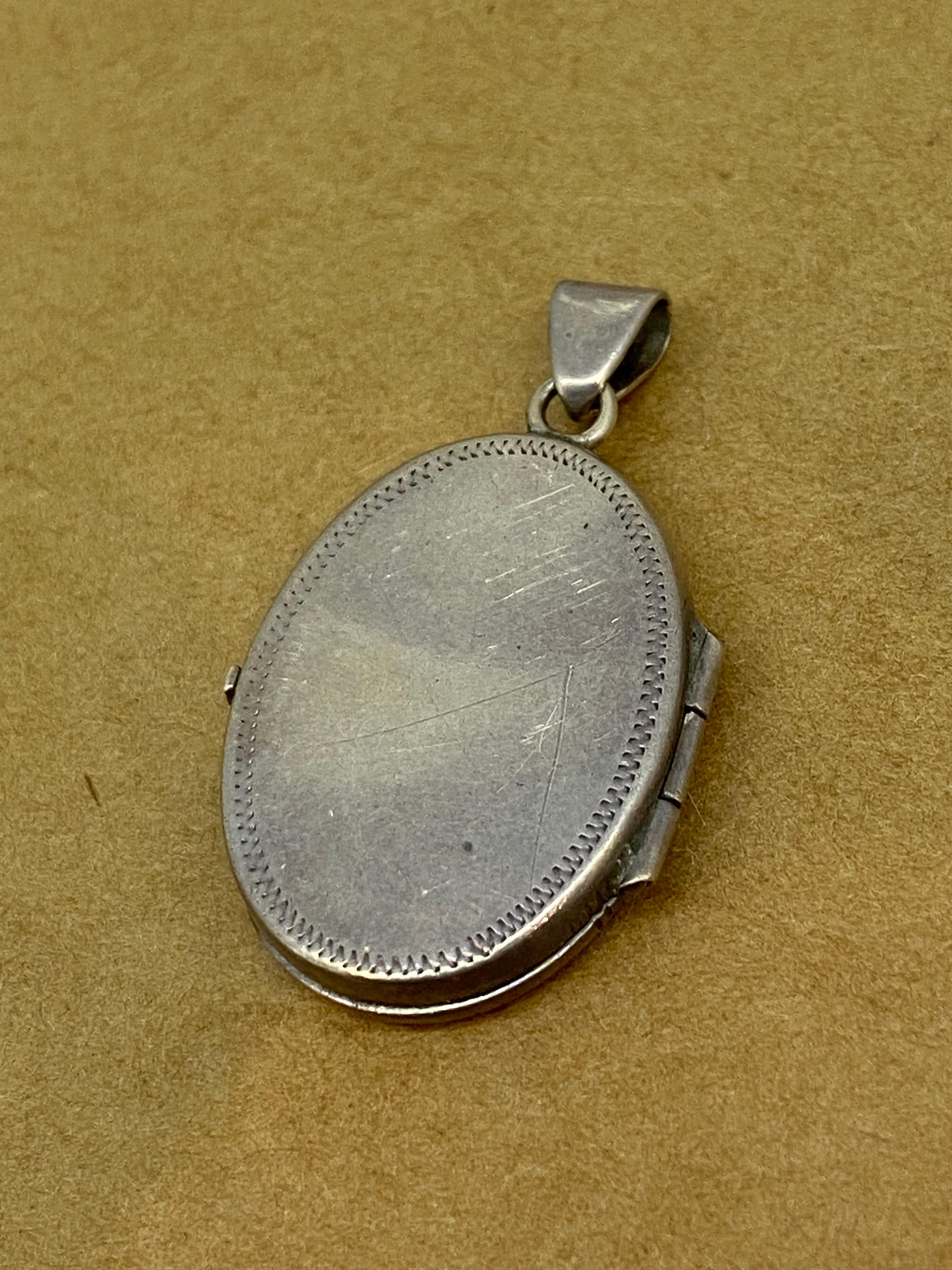 Women's Retro c1950's 925 Sterling Silver Oval Finely Engraved Locket For Sale