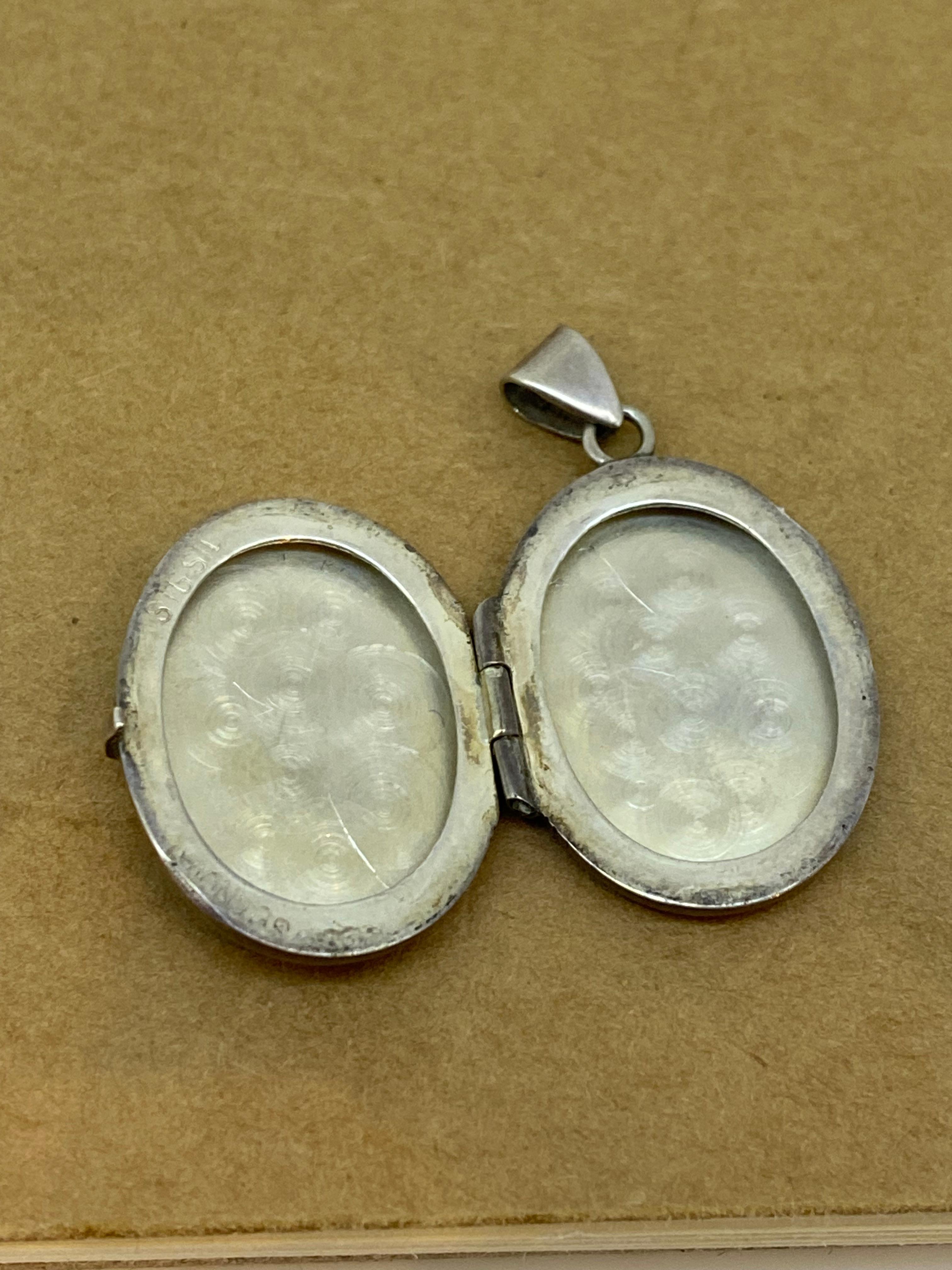 Retro c1950's Sterling Silver 925 Oval Finely Engraved Locket (médaillon ovale en argent 925 finement gravé) Pour femmes en vente