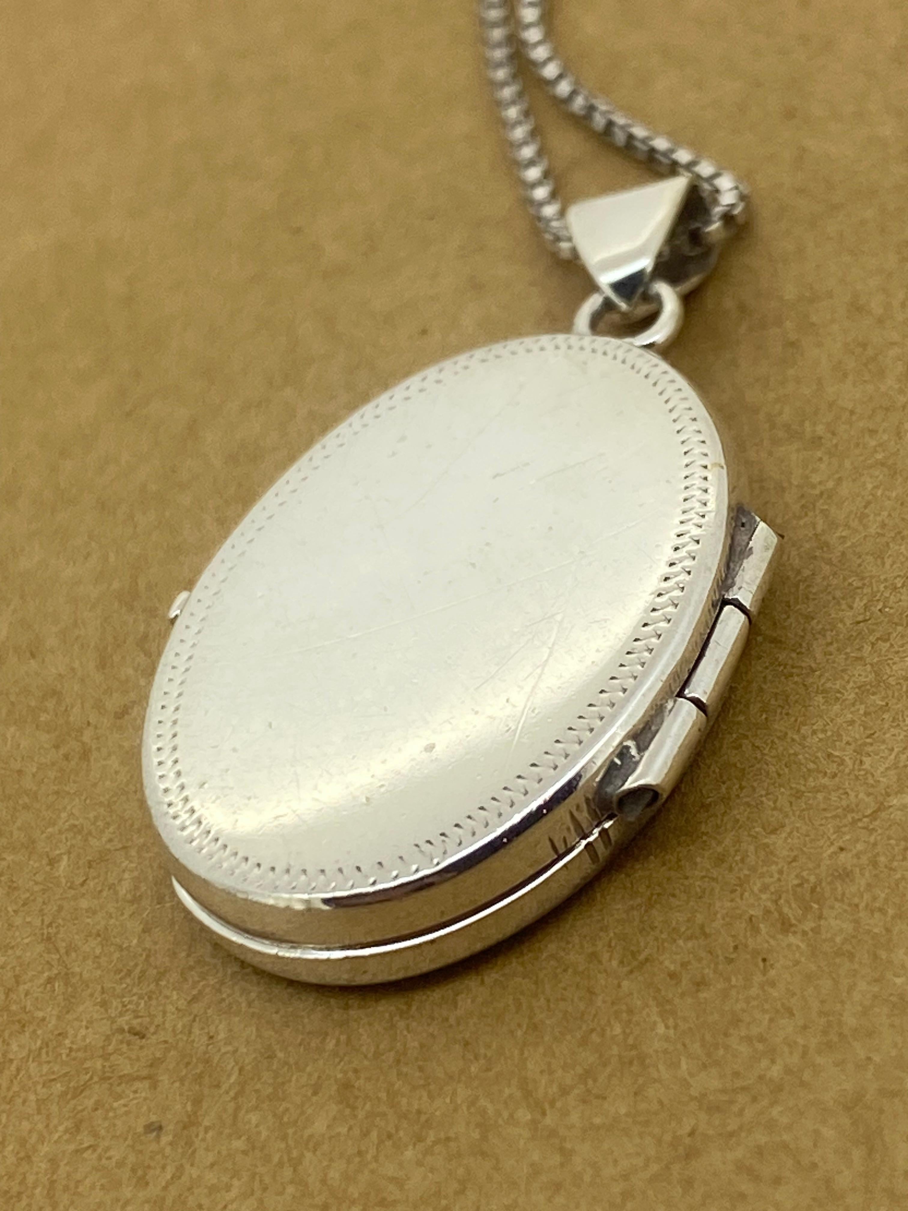 Donna Medaglione ovale in argento 925 finemente inciso con catenina d'argento, retrò, anni '50, A. Silver in vendita