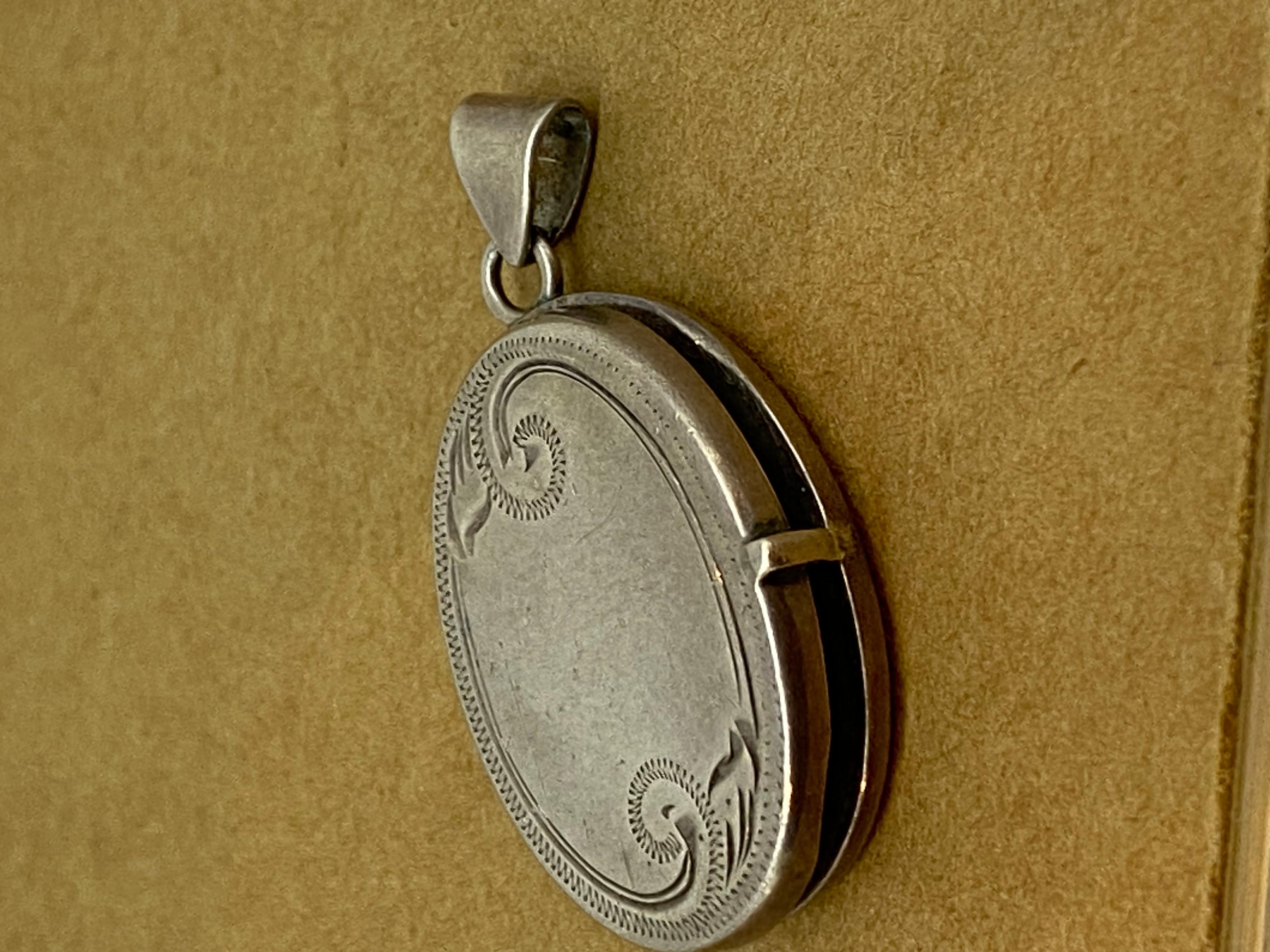 Retro c1950's 925 Sterling Silver Oval Finely Engraved Locket For Sale 2