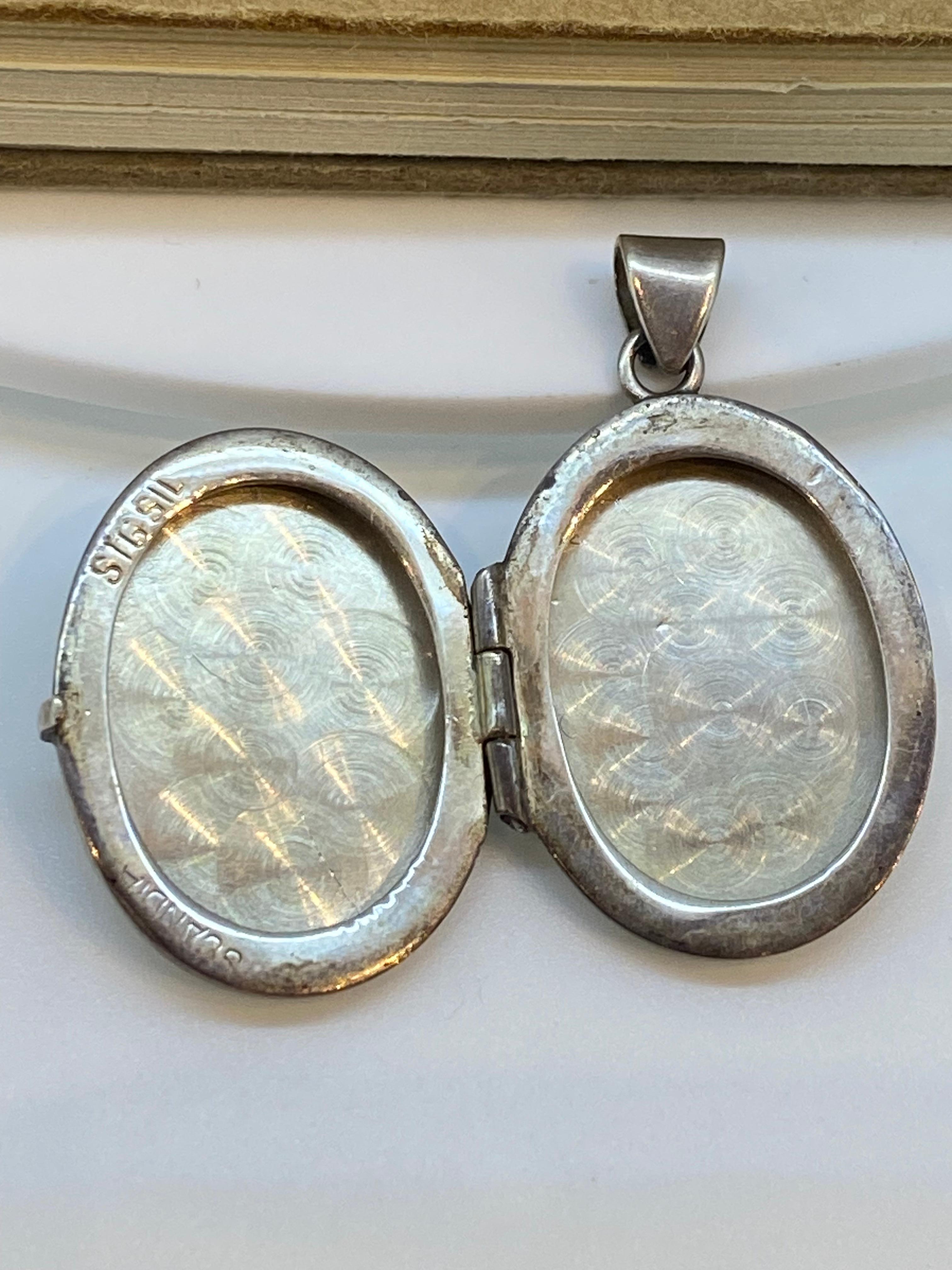 Retro c1950's 925 Sterling Silver Oval Finely Engraved Locket For Sale 3