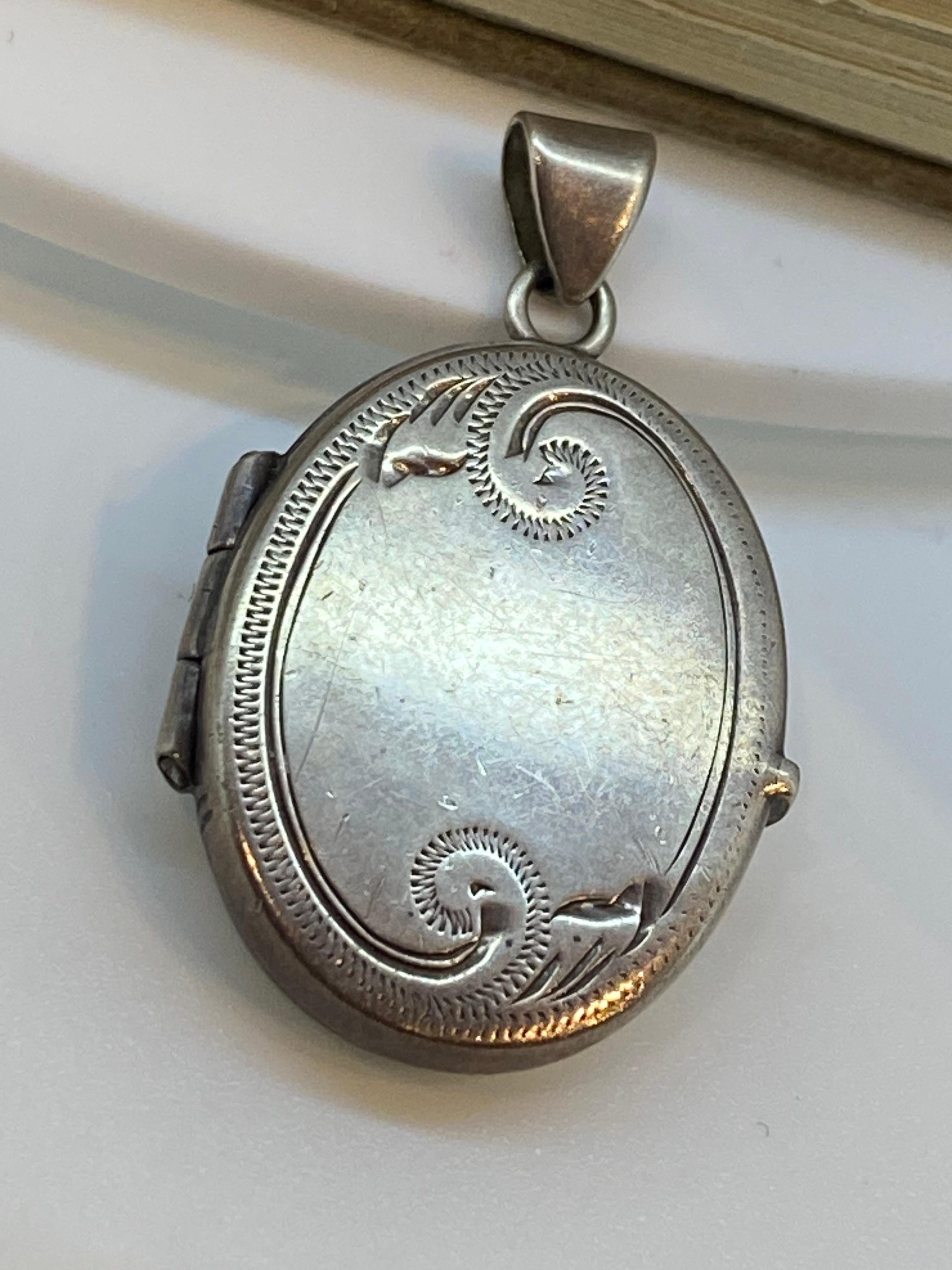 Retro c1950's 925 Sterling Silver Oval Finely Engraved Locket For Sale 4