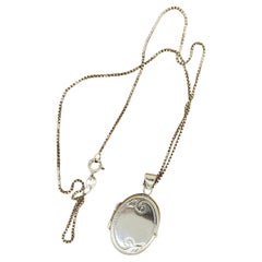Medaglione ovale in argento 925 finemente inciso con catenina d'argento, retrò, anni '50, A. Silver