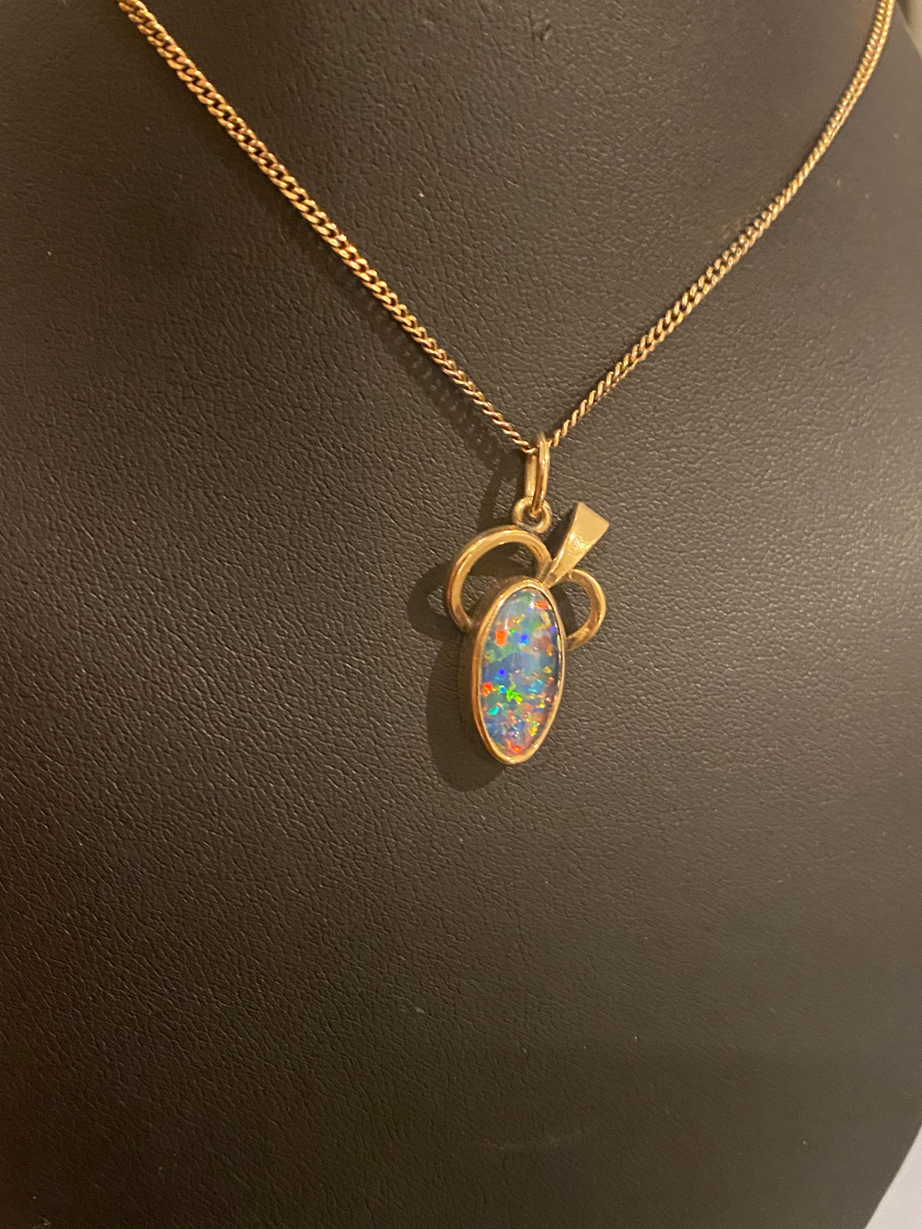Women's Retro c1960's Australian Oval Opal 9K Yellow Gold Pendant on Matching Gold Chain For Sale