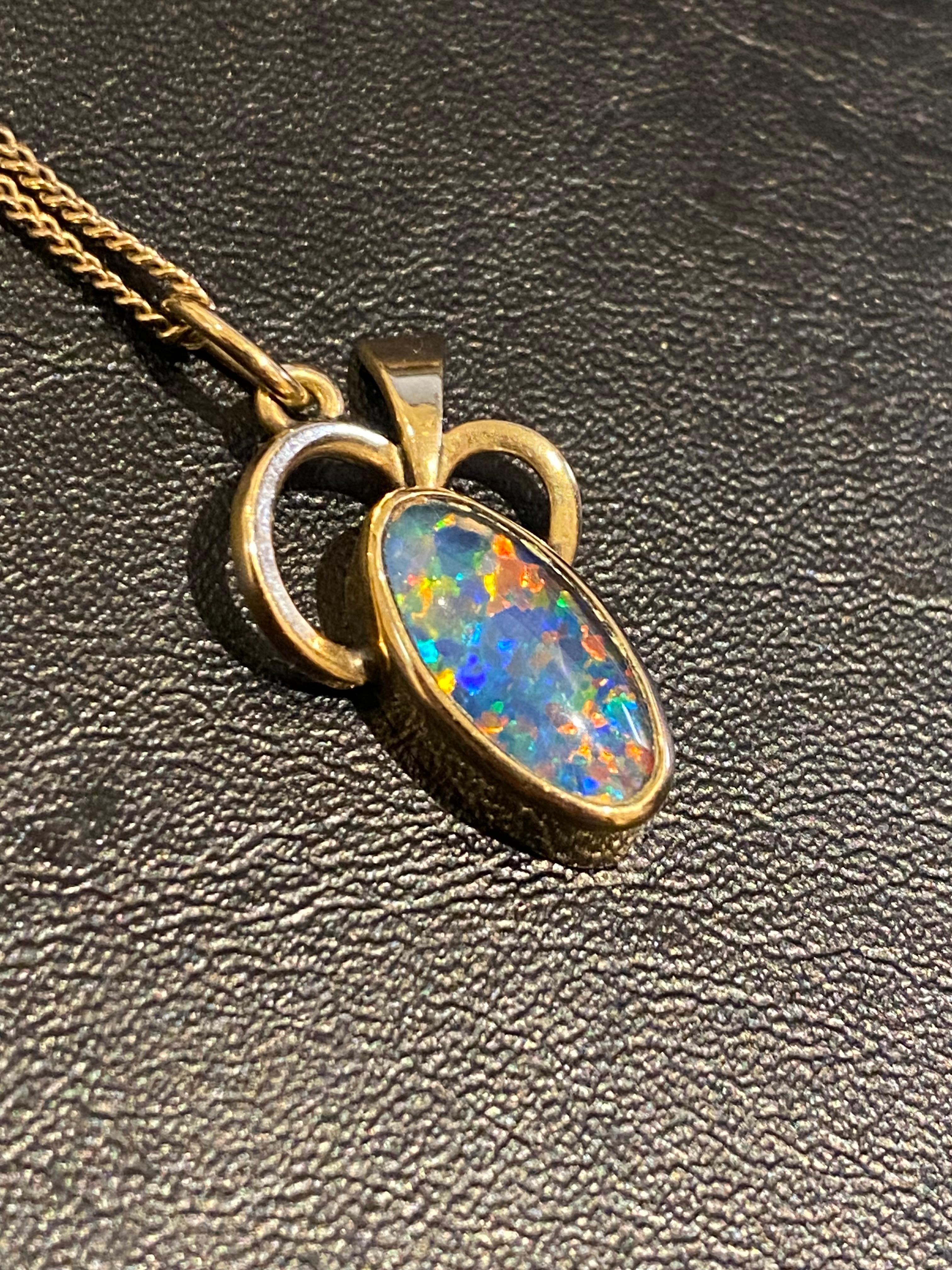 Retro c1960's Australian Oval Opal 9K Yellow Gold Pendant on Matching Gold Chain For Sale 1