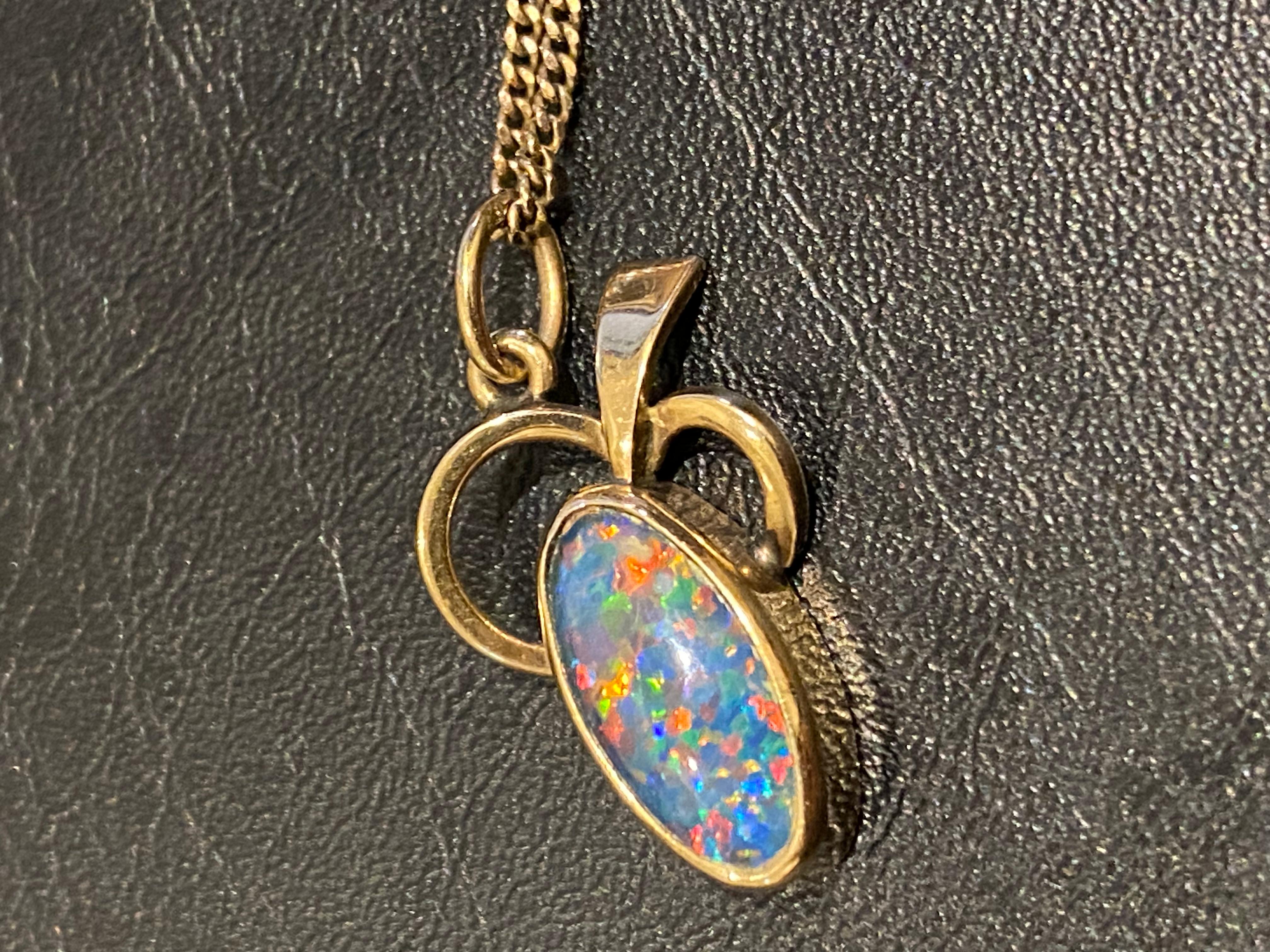 Retro c1960's Australian Oval Opal 9K Yellow Gold Pendant on Matching Gold Chain For Sale 2