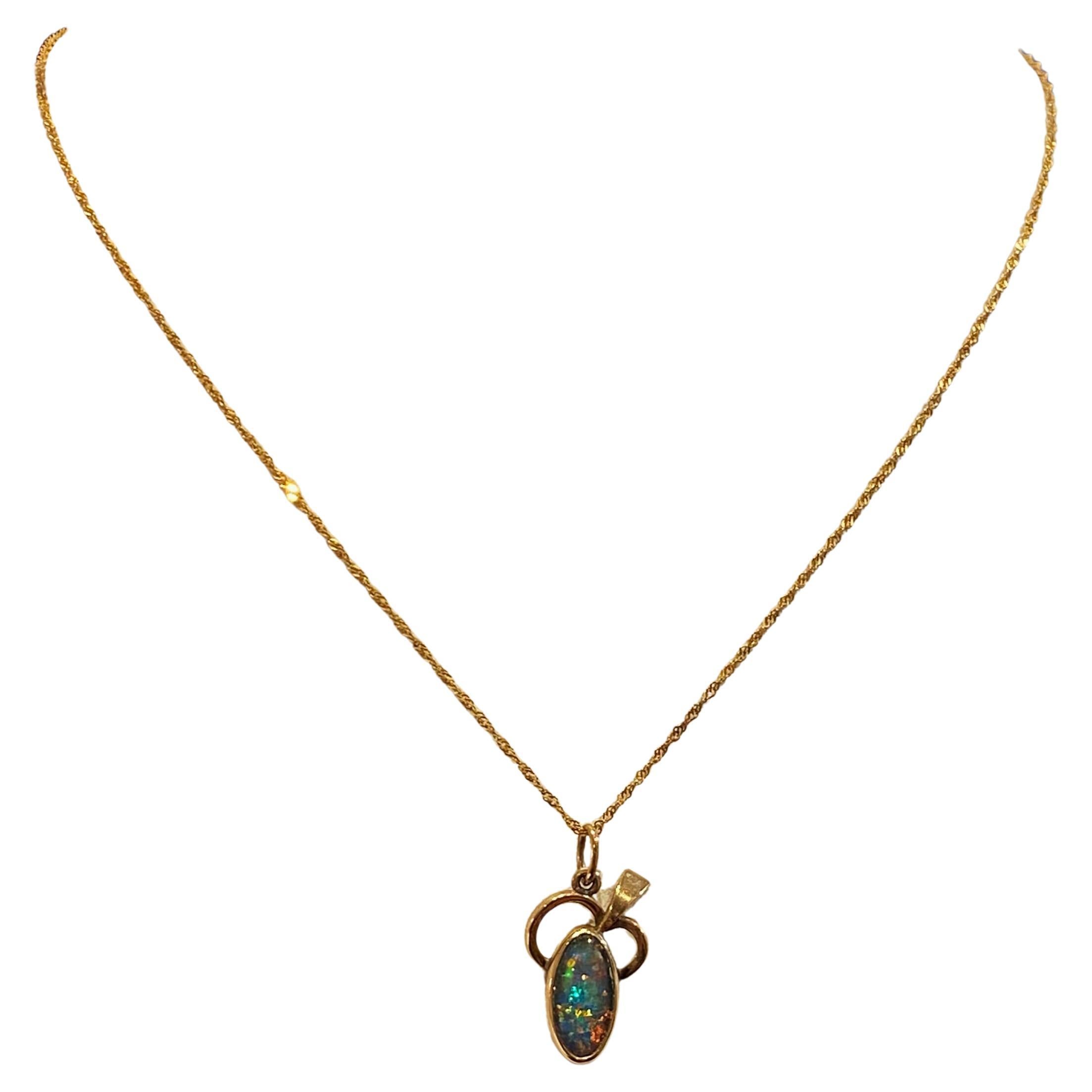 Pendentif rétro australien ovale des années 1960 en or jaune 9 carats sur chaîne en or assortie en vente