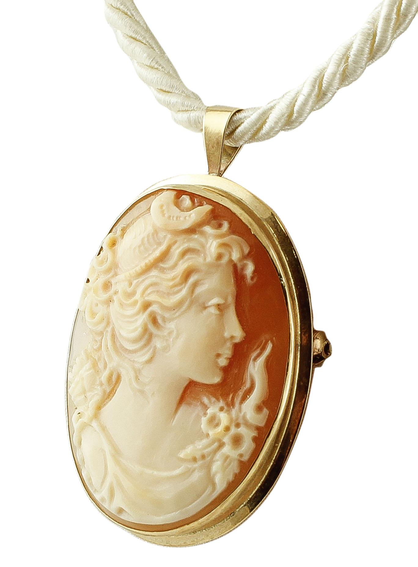 Retro cameo brooch in 9k yellow gold finely carved with lady motif. 
This brooch is realized totally handmade by Italian master goldsmtihs
Cameo 4.5 g 3.2 x 2.5 cm
RF UGU
We hereby inform our customers that, in case of return, they will not be