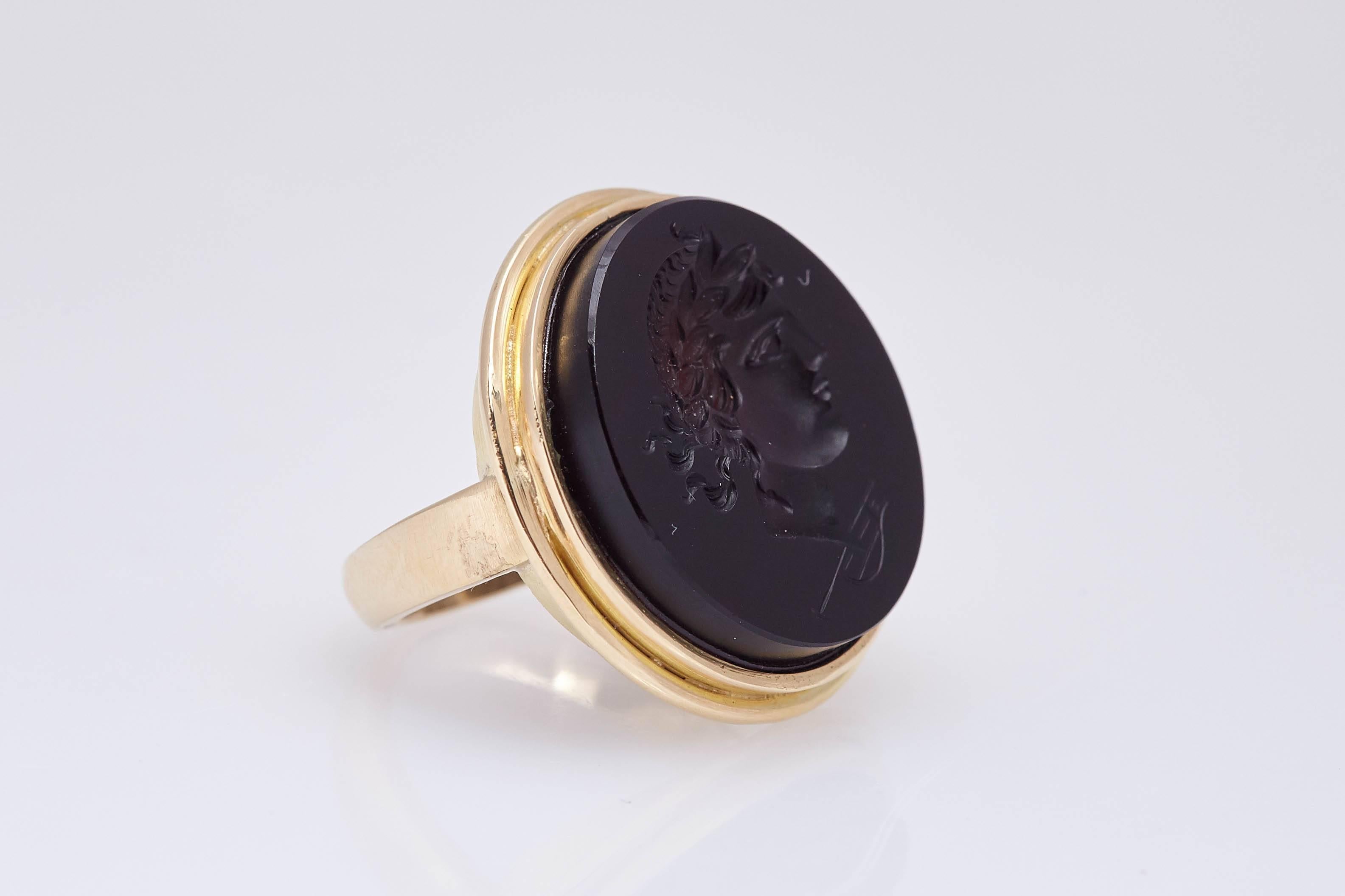 Retro Cameo Onyx Ring In Excellent Condition For Sale In New York, NY