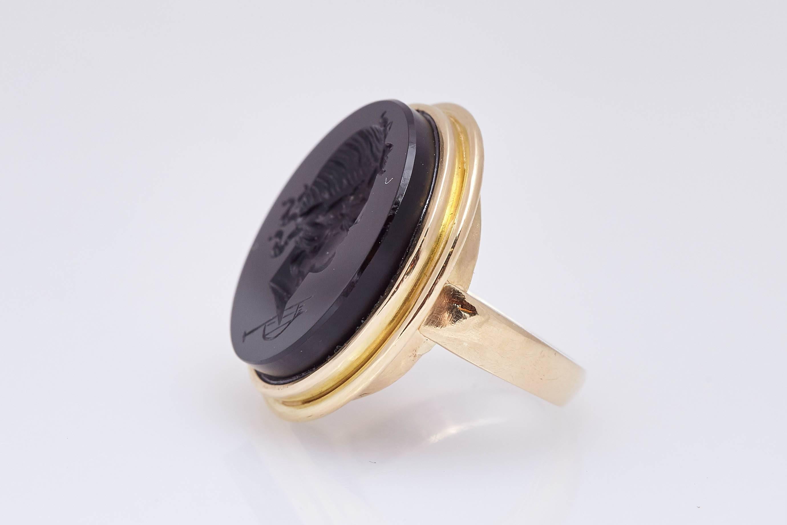 Women's or Men's Retro Cameo Onyx Ring For Sale