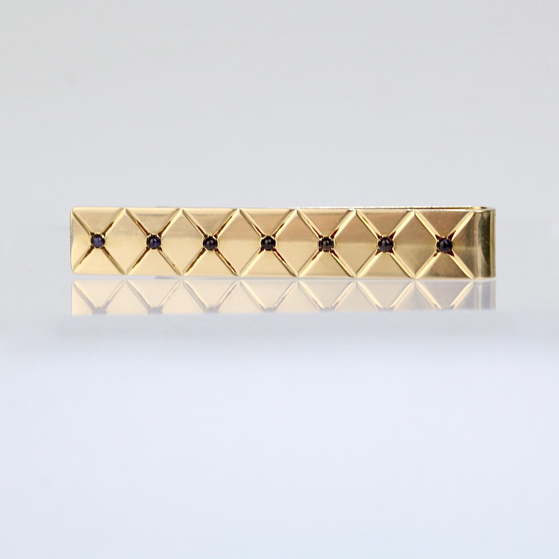Moderne Pince à cravate rétro Cartier en or 14 carats et saphir pour homme