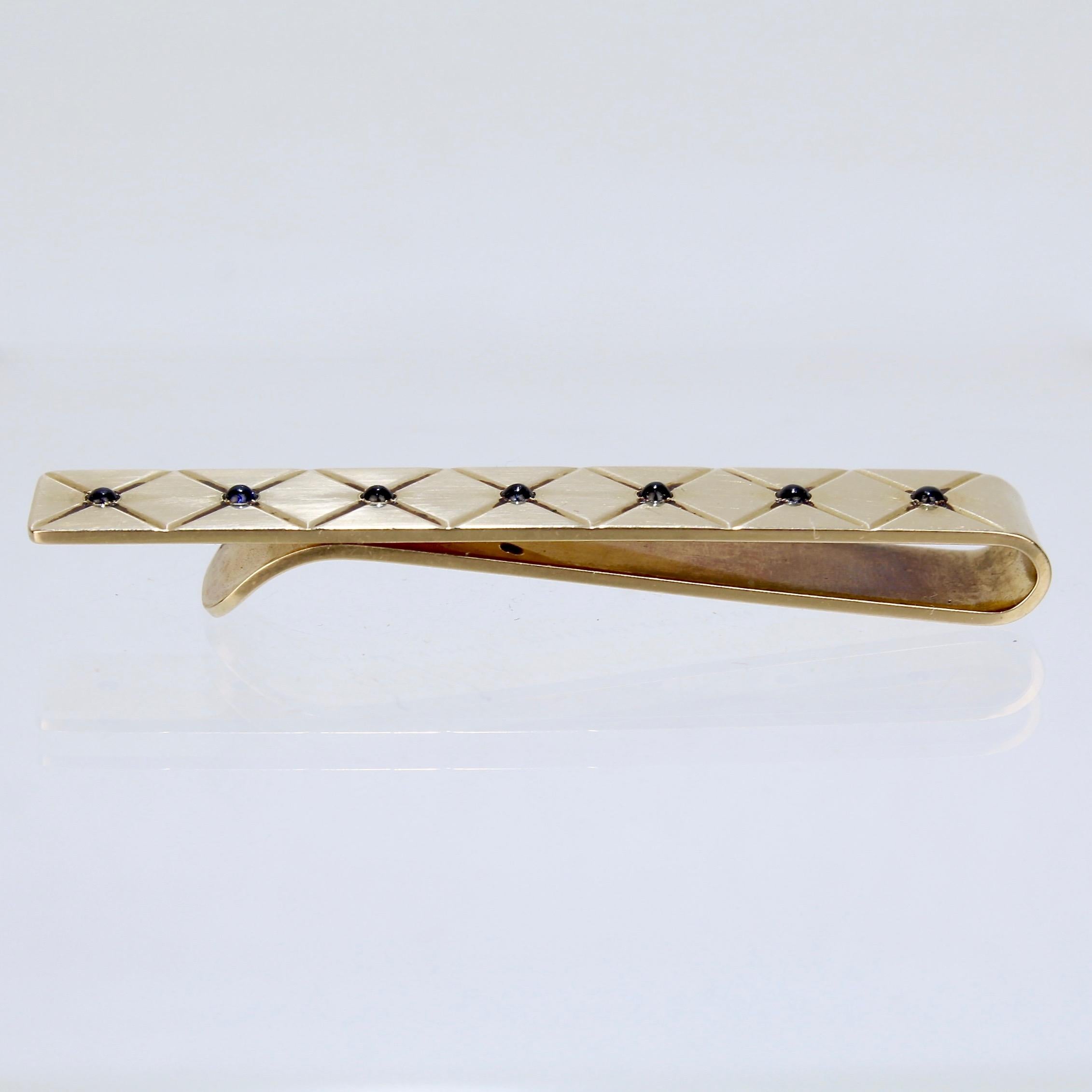 Pince à cravate rétro Cartier en or 14 carats et saphir pour homme Bon état à Philadelphia, PA