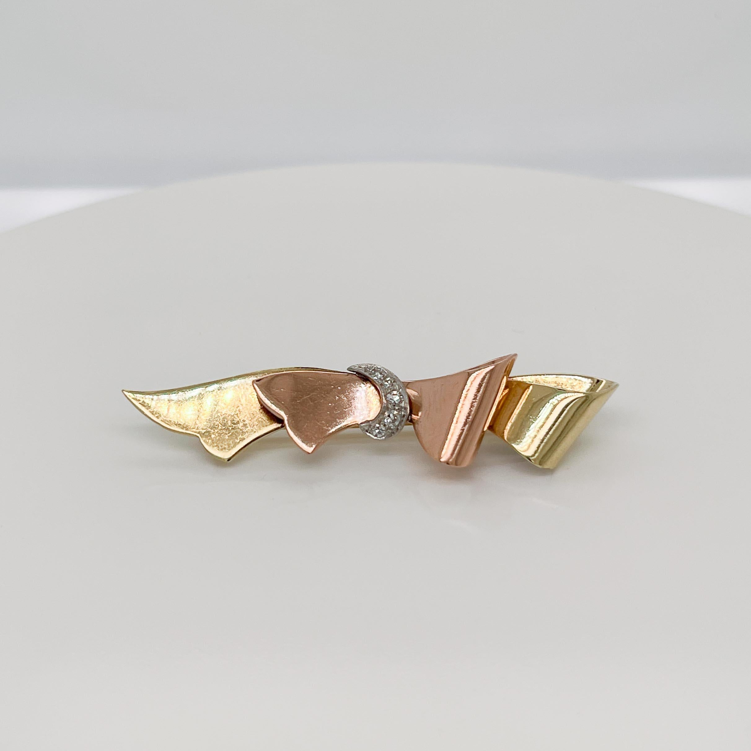 Rétro Spilla retrò Cartier con diamante e nastro in oro giallo e rosa 14 carati in vendita