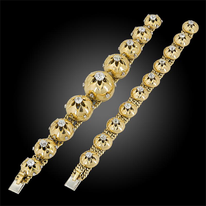 Collana/bracciale e orecchini in oro giallo 18 carati del 1940, con diamanti incastonati, firmati Cartier.
