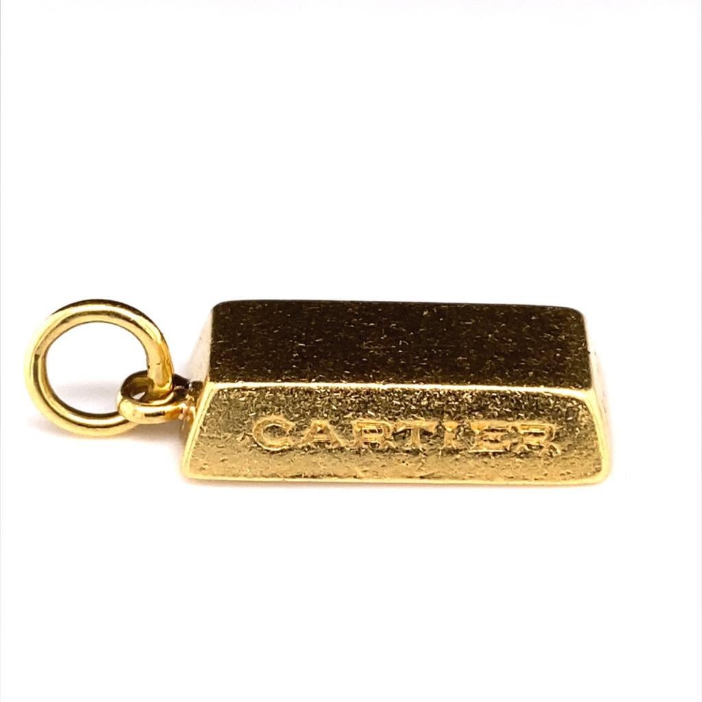A retro Cartier quarter ounce 18 karat yellow gold ingot charm.

This beautiful 18 carat yellow gold charm by Cartier is created as a miniature quarter ounce ingot for their charm collection to enhance either their bracelets or necklaces.