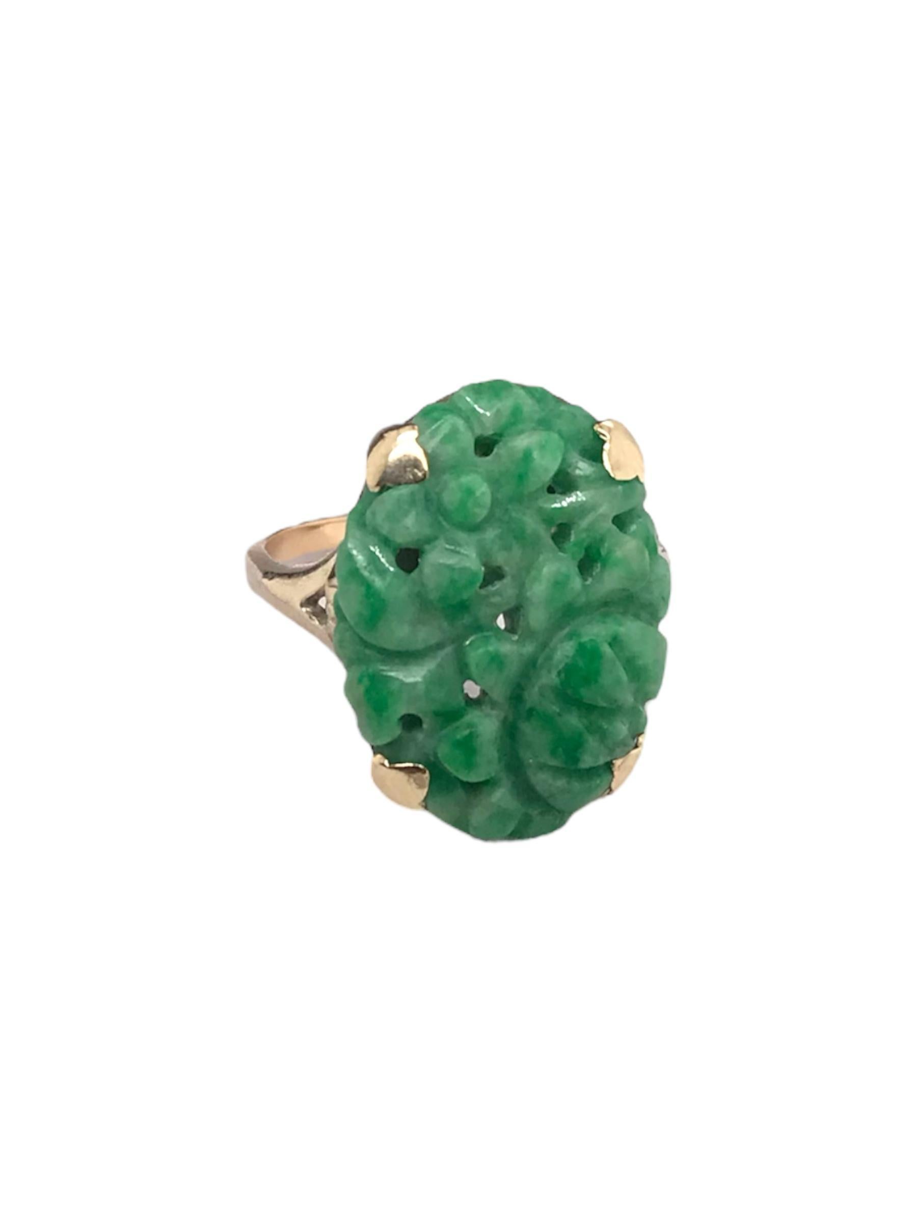 Retro Carved Jade Ring 10K Yellow Gold In Good Condition For Sale In Montgomery, AL