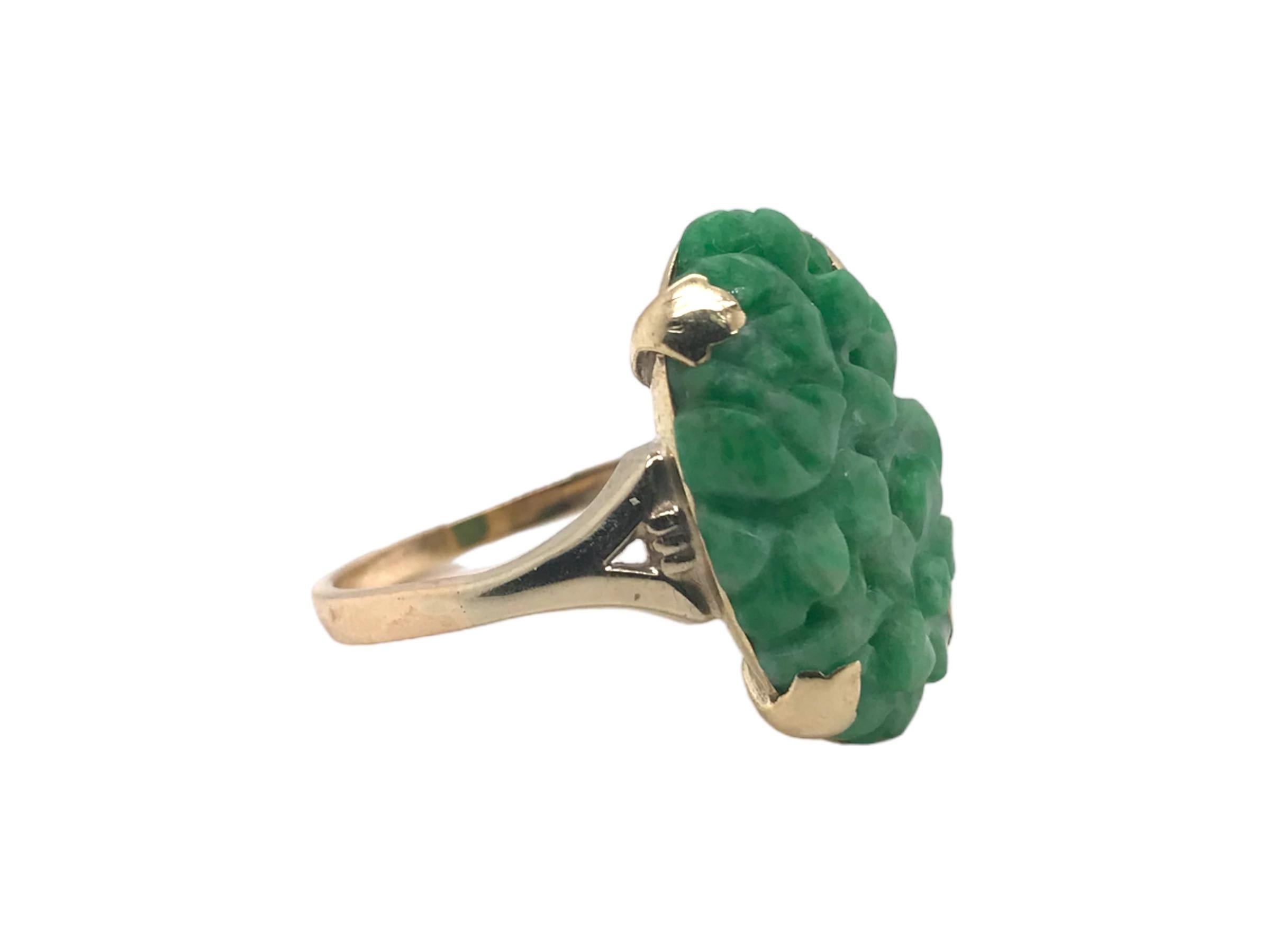 Retro Carved Jade Ring 10K Yellow Gold For Sale 1